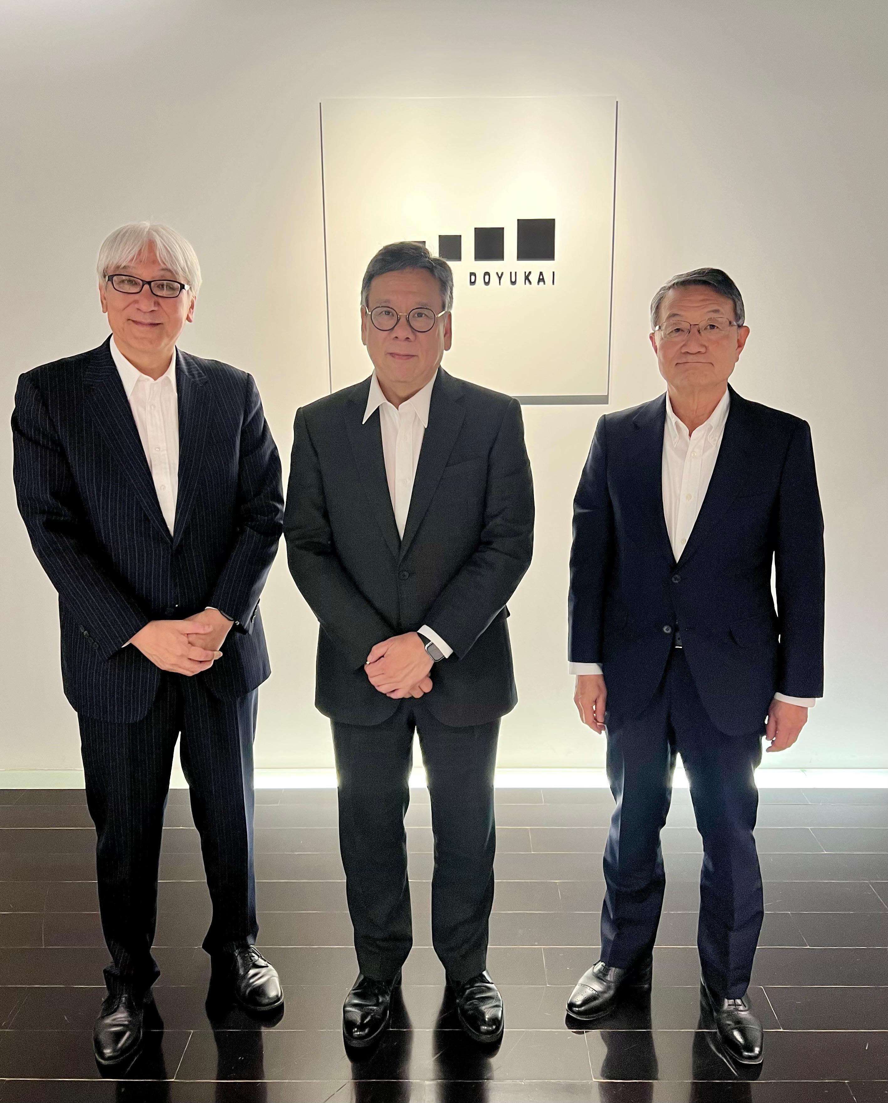 The Secretary for Commerce and Economic Development, Mr Algernon Yau, attended the Asia-Pacific Telecommunity Ministerial Meeting in Tokyo, Japan, today (May 30). Photo shows Mr Yau (centre) meeting with the Senior Vice Chairperson, Mr Iwai Matsuo (left), and Vice Chairperson Mr Ikeda Junichiro (right), of Keizai Doyukai (Japan Association of Corporate Executives), upon arrival yesterday (May 29) to promote Hong Kong's business advantages and investment opportunities.