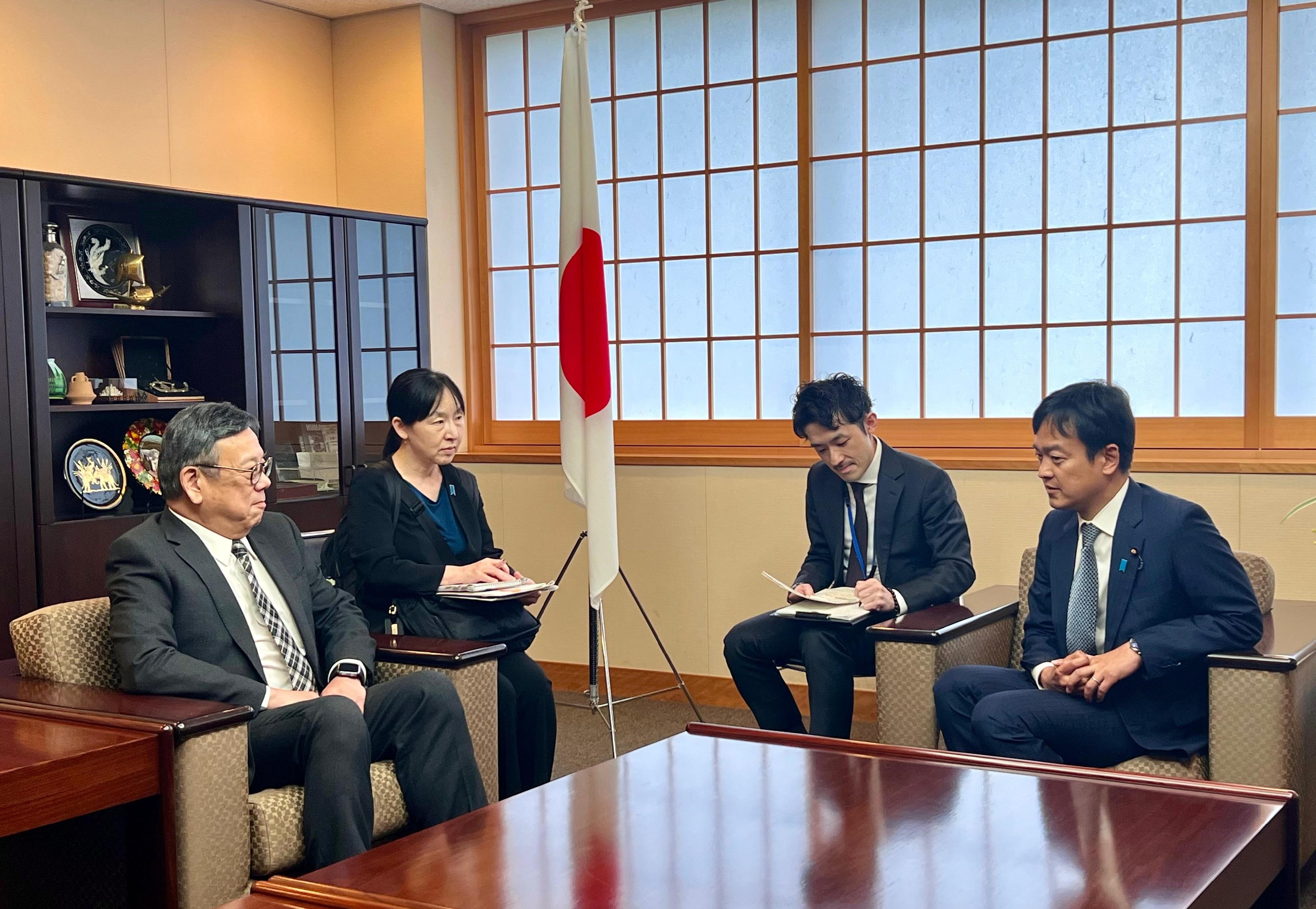 商務及經濟發展局局長丘應樺今日（五月三十日）在日本東京出席亞太地區電信組織部長級會議。圖示丘應樺（左一）昨日（五月二十九日）抵埗後，禮節性拜訪日本外務副大臣宮路拓馬（右一），就促進更緊密雙邊關係交換意見。