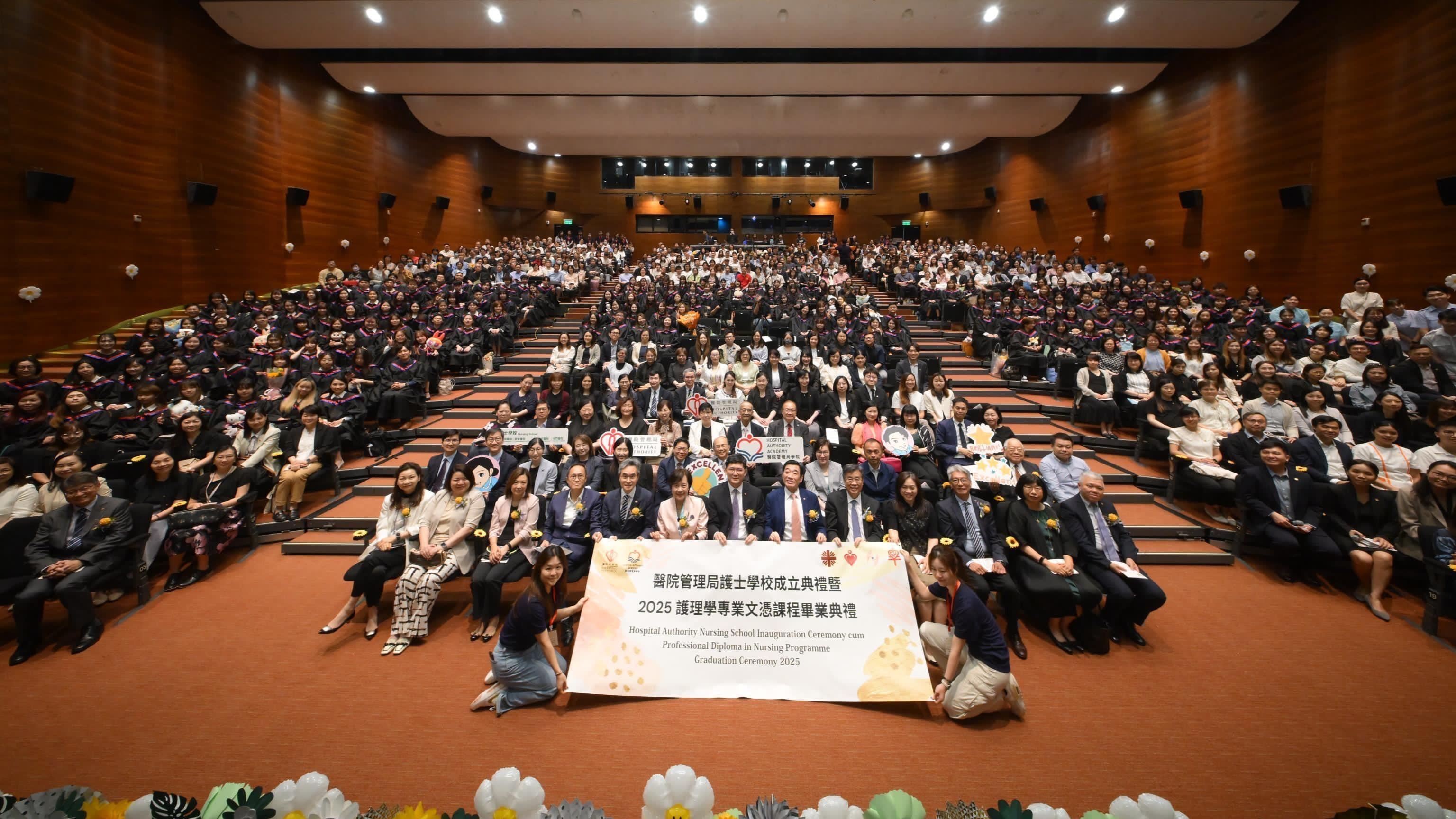 醫院管理局（醫管局）已將轄下位於明愛醫院、伊利沙伯醫院及屯門醫院的註冊護士學校及葛量洪醫院的登記護士學校整合，組成醫管局護士學校。圖示醫管局今日（五月三十日）舉行2025年度護理學專業文憑課程畢業典禮，約300名護士學校畢業生，完成三年半課程及通過所需考核，取得註冊護士的資格。