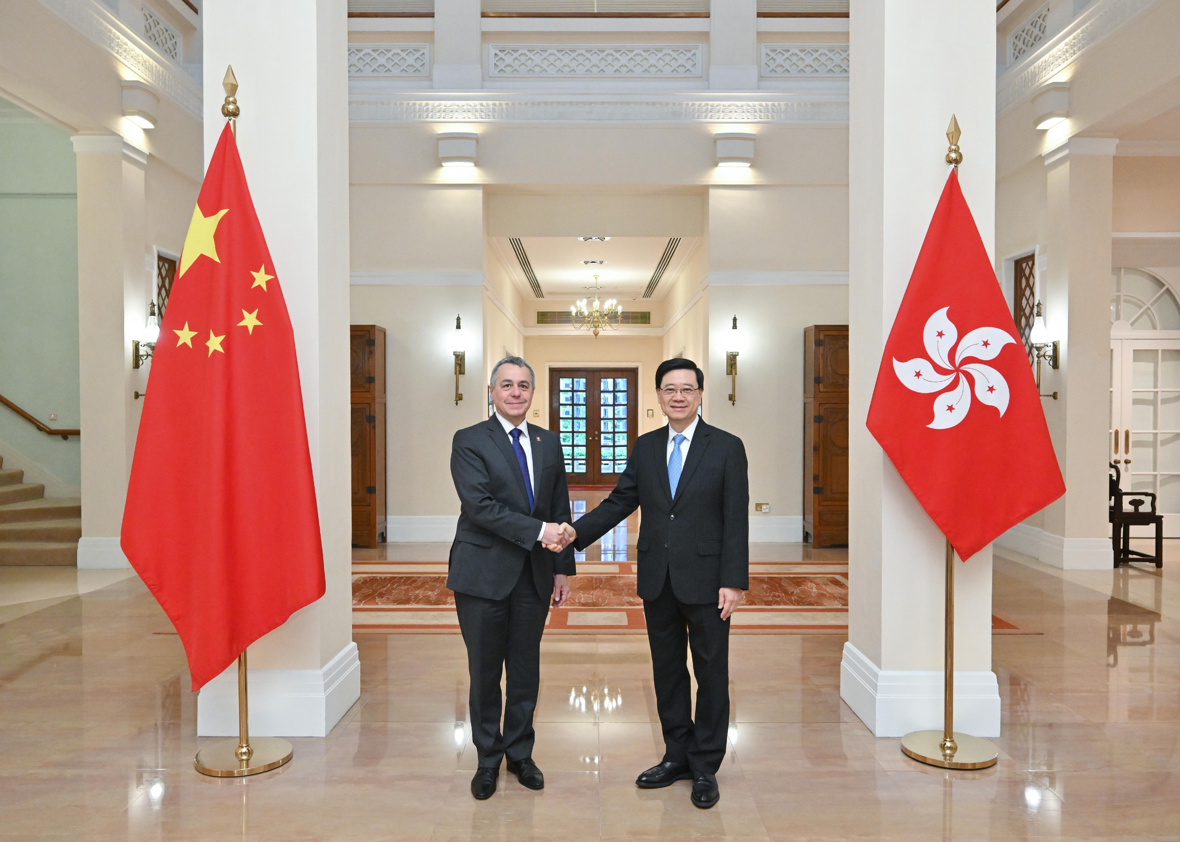 行政長官李家超（右）今日（五月三十日）與瑞士聯邦委員兼外長卡西斯（左）會面。