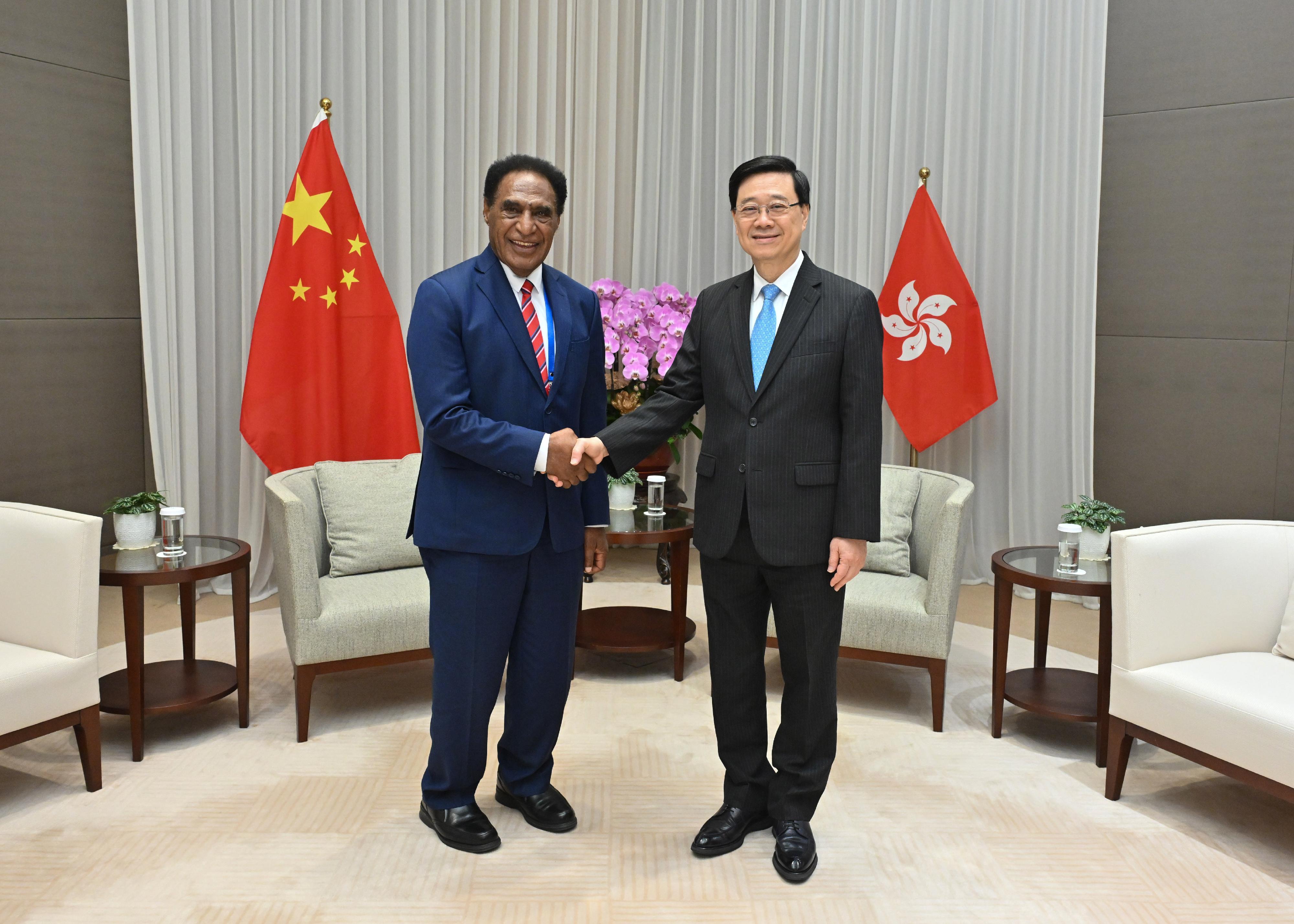 行政長官李家超（右）今日（五月三十日）與巴布亞新幾內亞司法部長兼總檢察長尼寧吉（左）會面。
