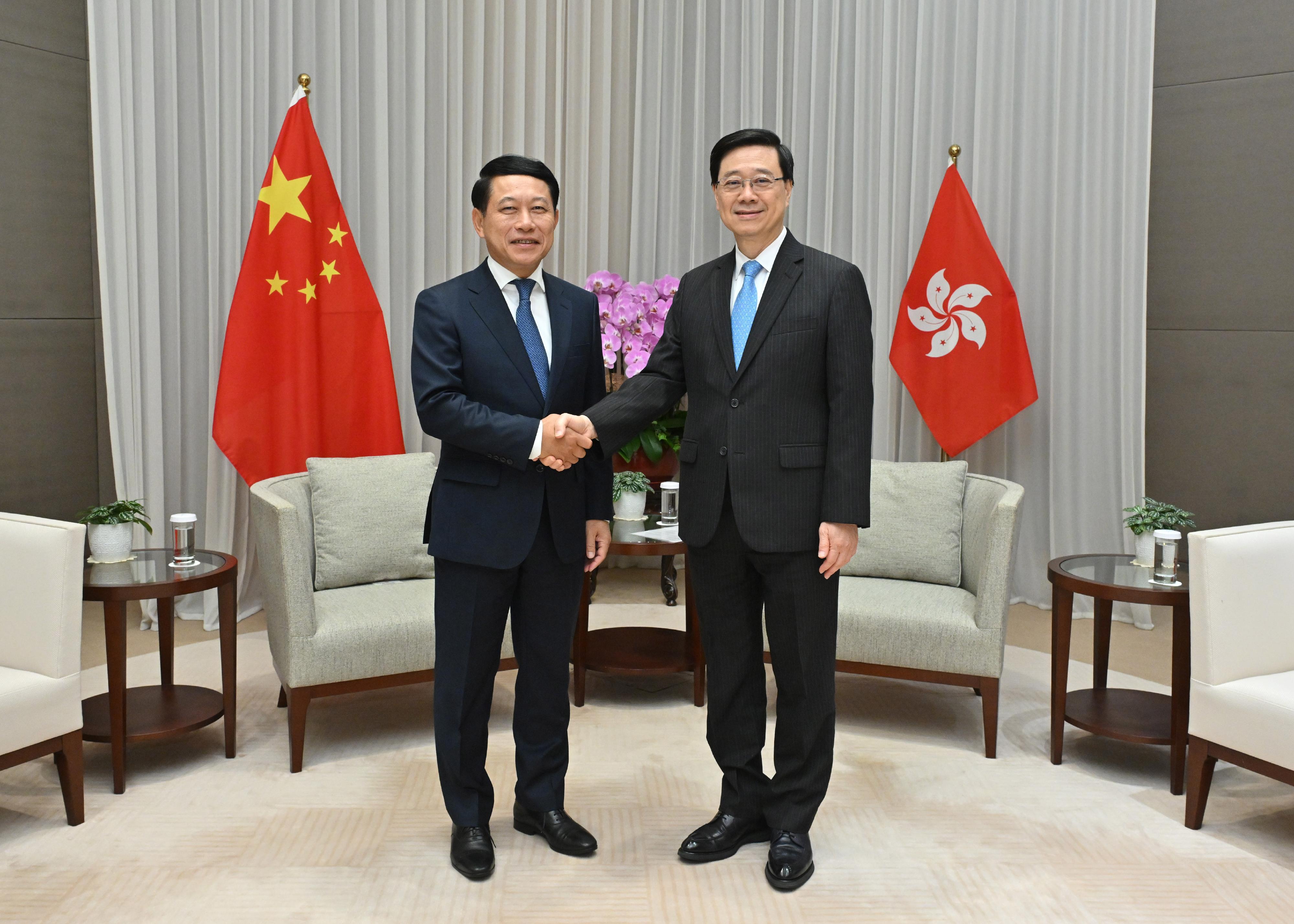 行政長官李家超（右）今日（五月三十日）與老撾副總理沙倫賽．貢瑪西（左）會面。

