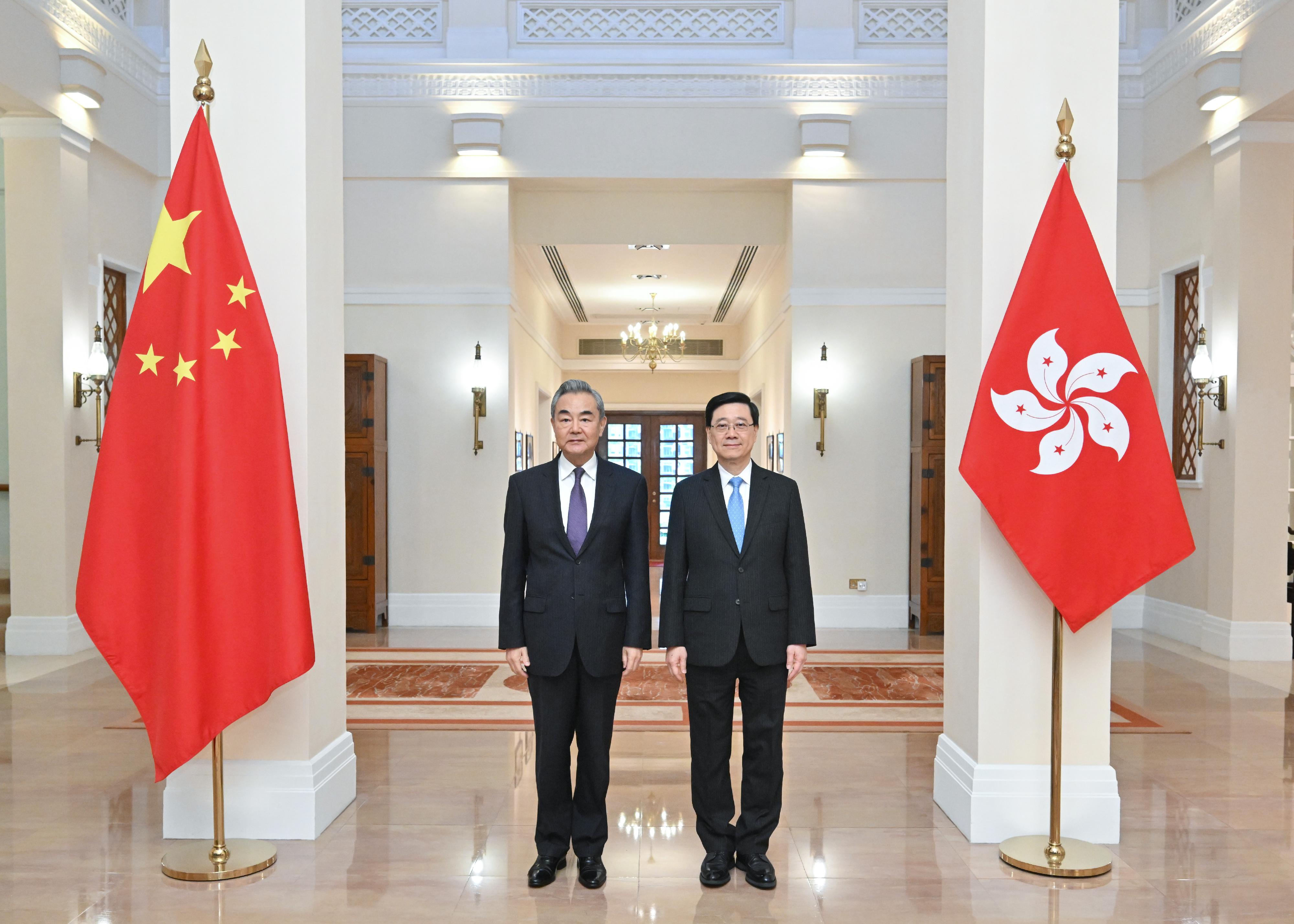 行政長官李家超（右）今日（五月三十日）在禮賓府與中共中央政治局委員、外交部長王毅（左）會面。
