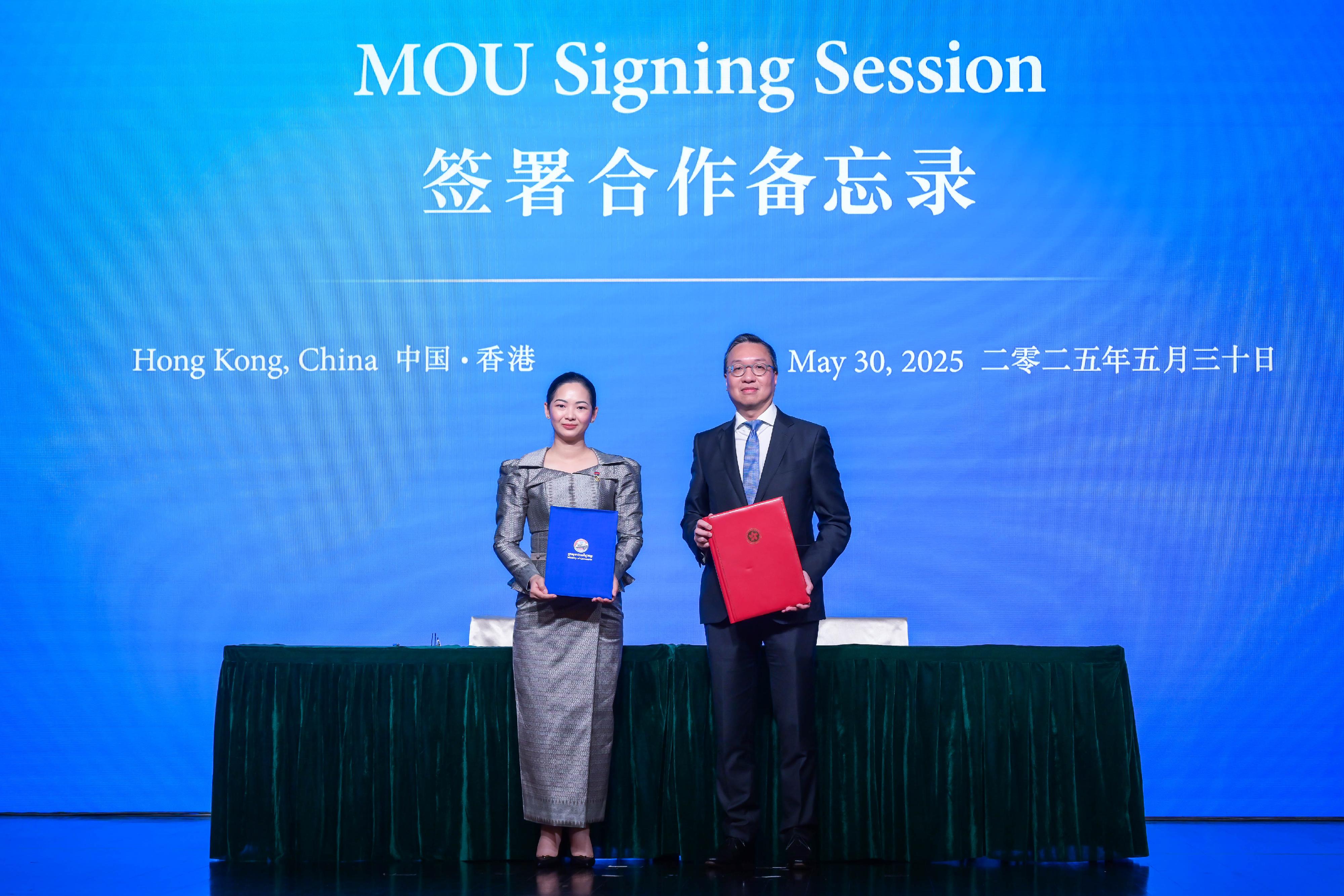The Signing Ceremony of the Convention on the Establishment of the International Organization for Mediation and the Global Forum on International Mediation successfully concluded in Hong Kong today (May 30). Photo shows the Secretary for Justice, Mr Paul Lam, SC (right) and Minister of Commerce of Cambodia, Mrs Cham Nimul (left) signing a Memorandum of Understanding at the Forum.

