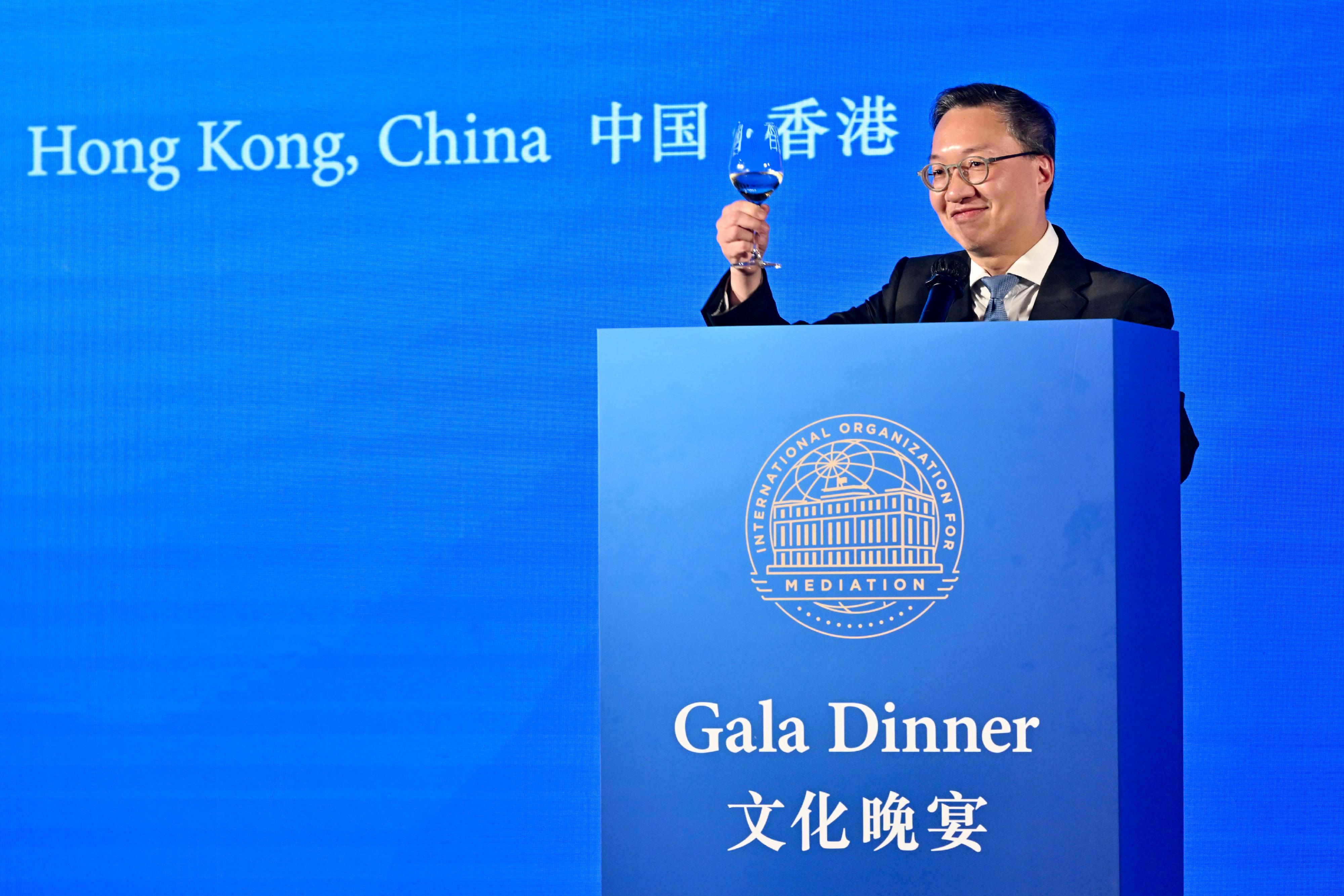 The Signing Ceremony of the Convention on the Establishment of the International Organization for Mediation and the Global Forum on International Mediation successfully concluded in Hong Kong today (May 30). Photo shows the Secretary for Justice, Mr Paul Lam, SC, proposing a toast at the Gala Dinner of the ceremony and forum.
 
