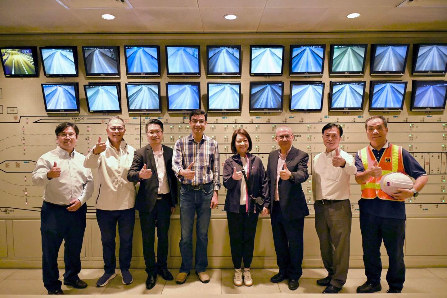 The Government took over the Tai Lam Tunnel (TLT) at 0.00am today (May 31), and implemented the new tolls and the HKeToll. The Commissioner for Transport, Ms Angela Lee, visited the TLT Administration Building in the small hours to ensure a safe and smooth takeover. Photo shows Ms Lee (fourth right), accompanied by the Deputy Commissioner for Transport/Planning and Technical Services, Mr Patrick Ho (fifth right), and the operator's management as well as tunnel management and engineering personnel at the control centre.