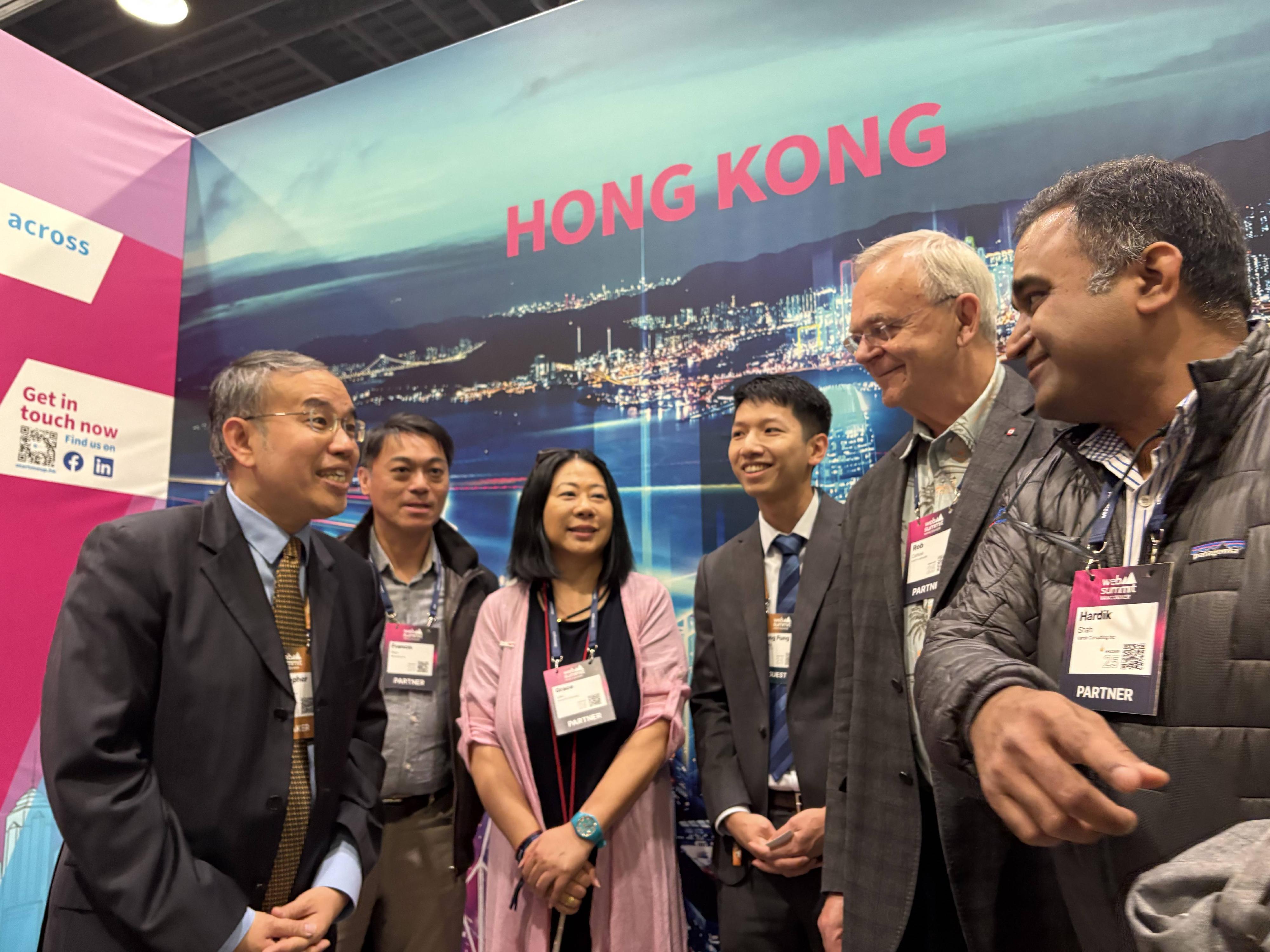 The Secretary for Financial Services and the Treasury, Mr Christopher Hui (first left), attended the Web Summit Vancouver in Vancouver, Canada, on May 30 (Vancouver time). Photo shows Mr Hui chatting with representatives of Hong Kong start-ups. Looking on is the Acting Director, Hong Kong Economic and Trade Office (Toronto), Mr Gavin Yeung (third right).