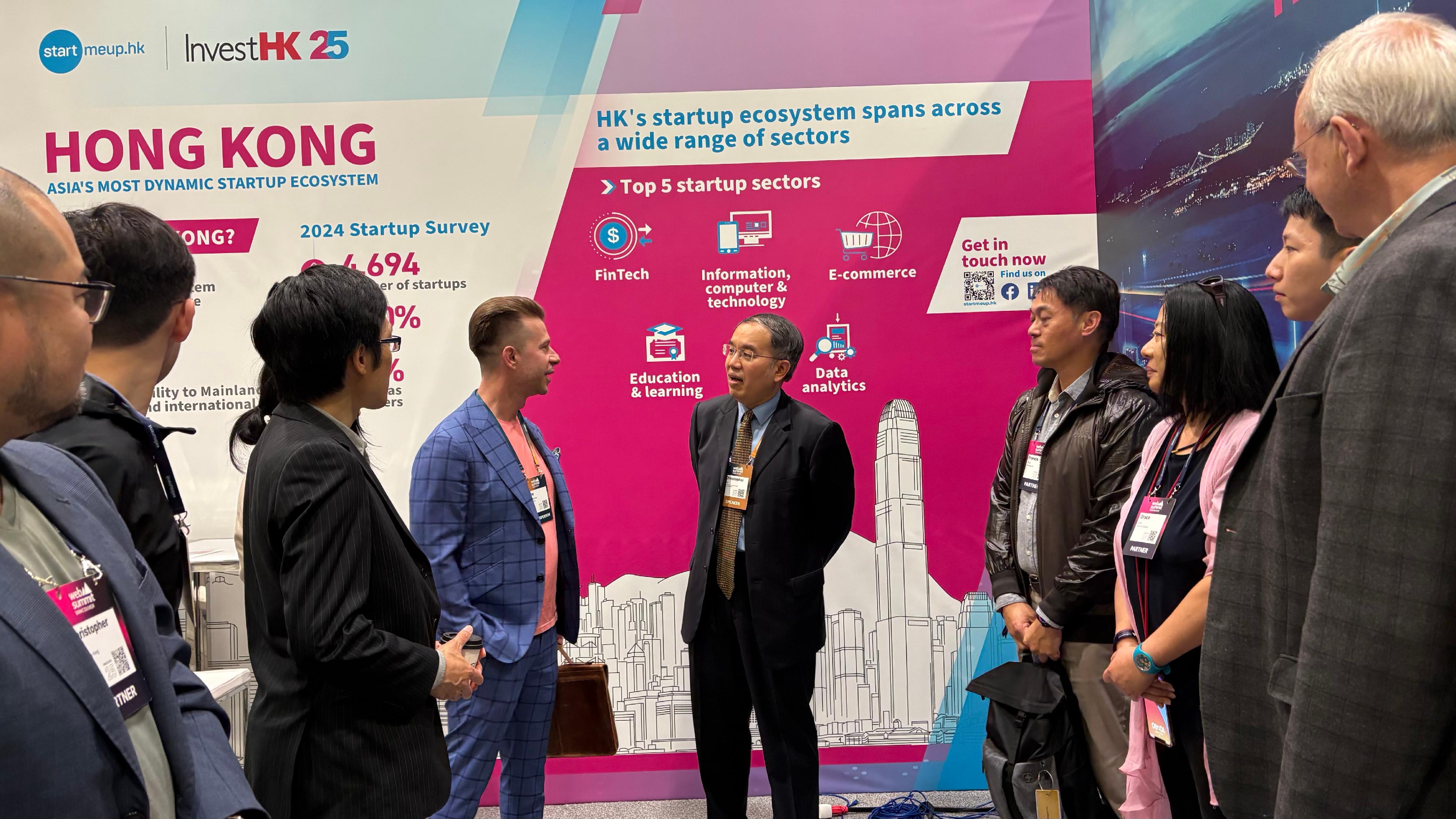 The Secretary for Financial Services and the Treasury, Mr Christopher Hui (centre), attended the Web Summit Vancouver in Vancouver, Canada, on May 30 (Vancouver time). Photo shows Mr Hui chatting with representatives of Hong Kong start-ups. 