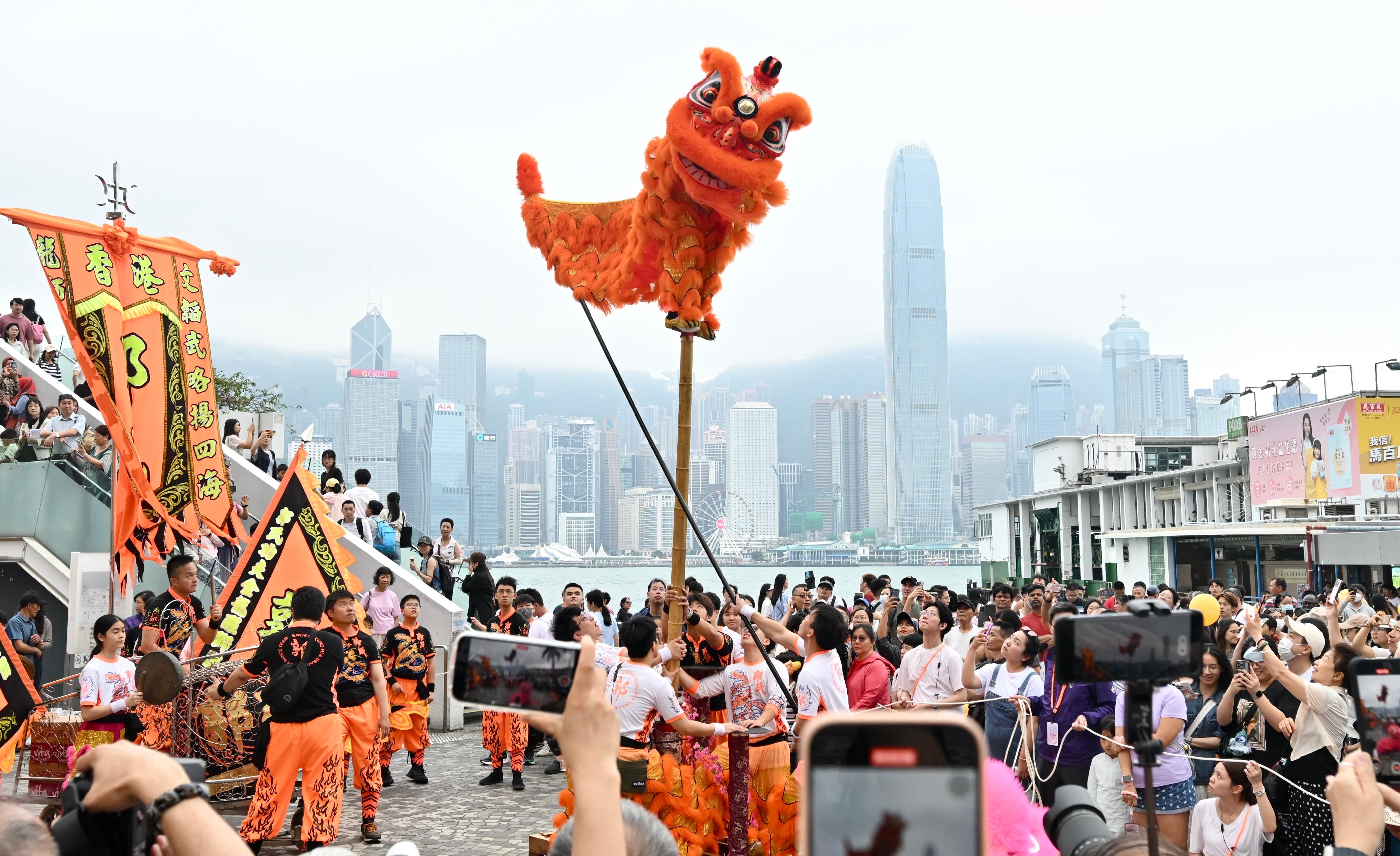 The Intangible Cultural Heritage Office is organising an Intangible Cultural Heritage Carnival today and tomorrow (May 31 to June 1) at the Hong Kong Cultural Centre Piazza. Photo shows the public watching the lion dance performance. 
