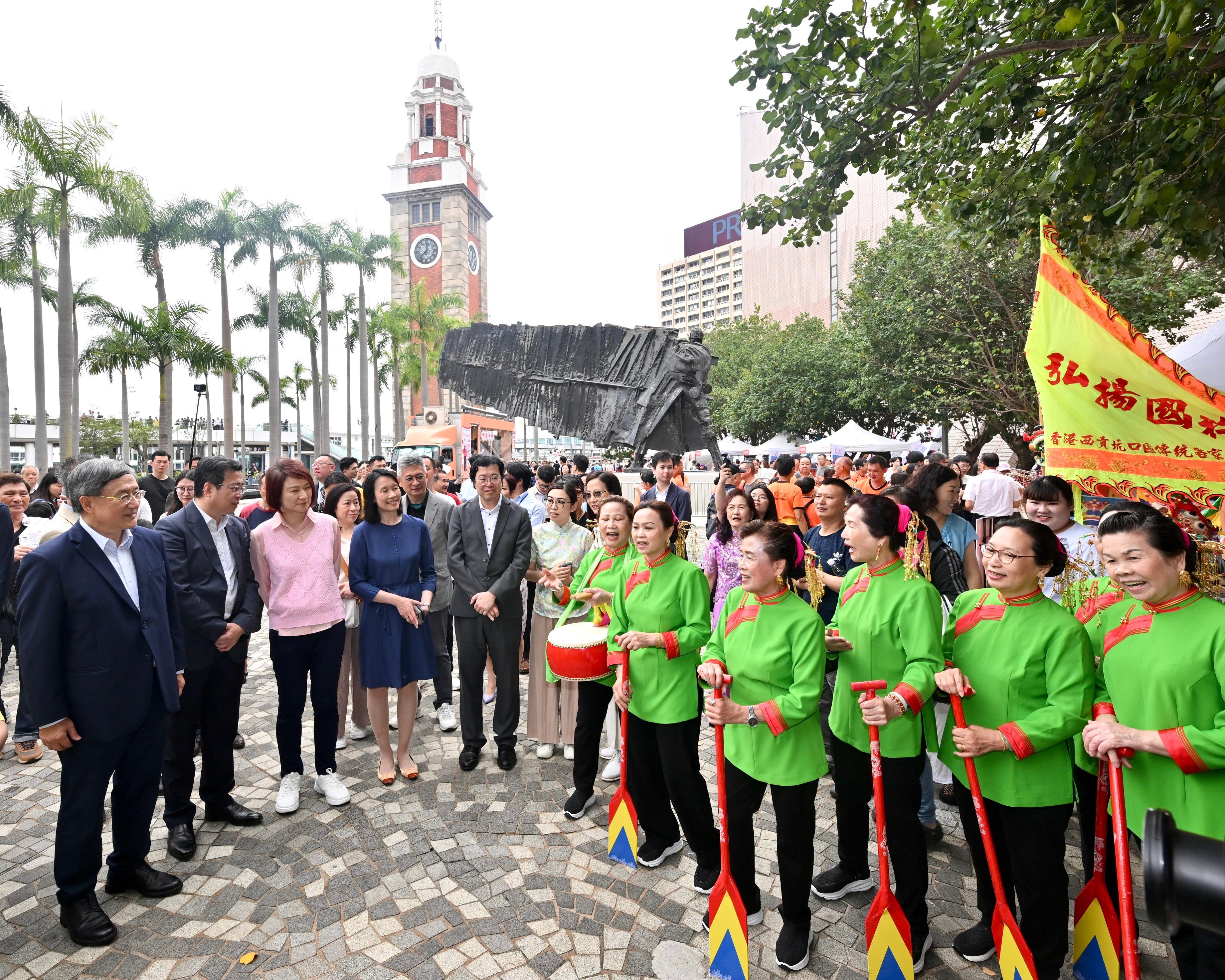 非物質文化遺產辦事處於今明兩日（五月三十一日和六月一日），在香港文化中心露天廣場舉行非遺嘉年華。圖示主禮嘉賓參觀龍船舞互動體驗攤位。