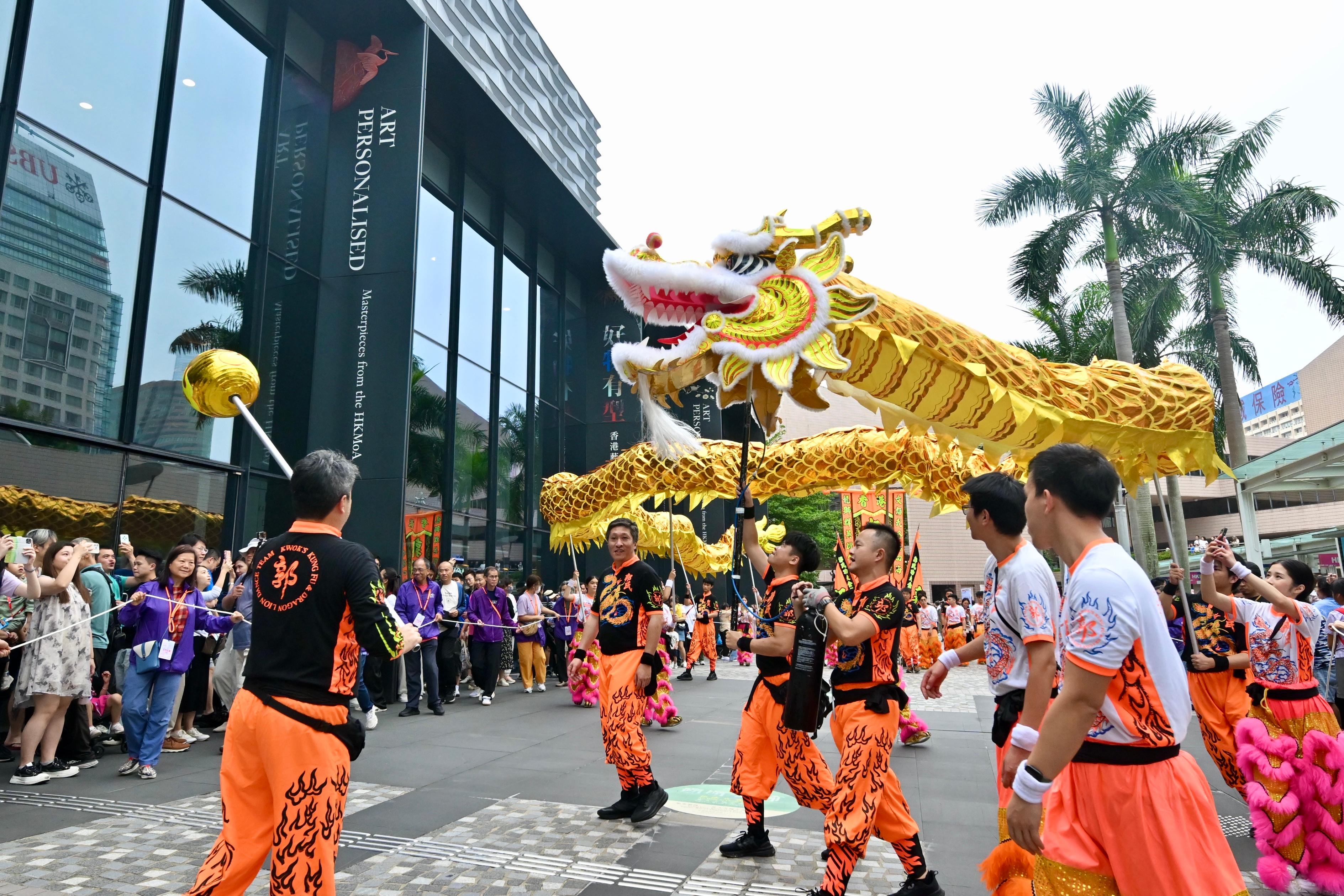 非物質文化遺產辦事處於今明（五月三十一日和六月一日）兩日在香港文化中心露天廣場舉行非遺嘉年華。圖示舞龍巡遊表演。

