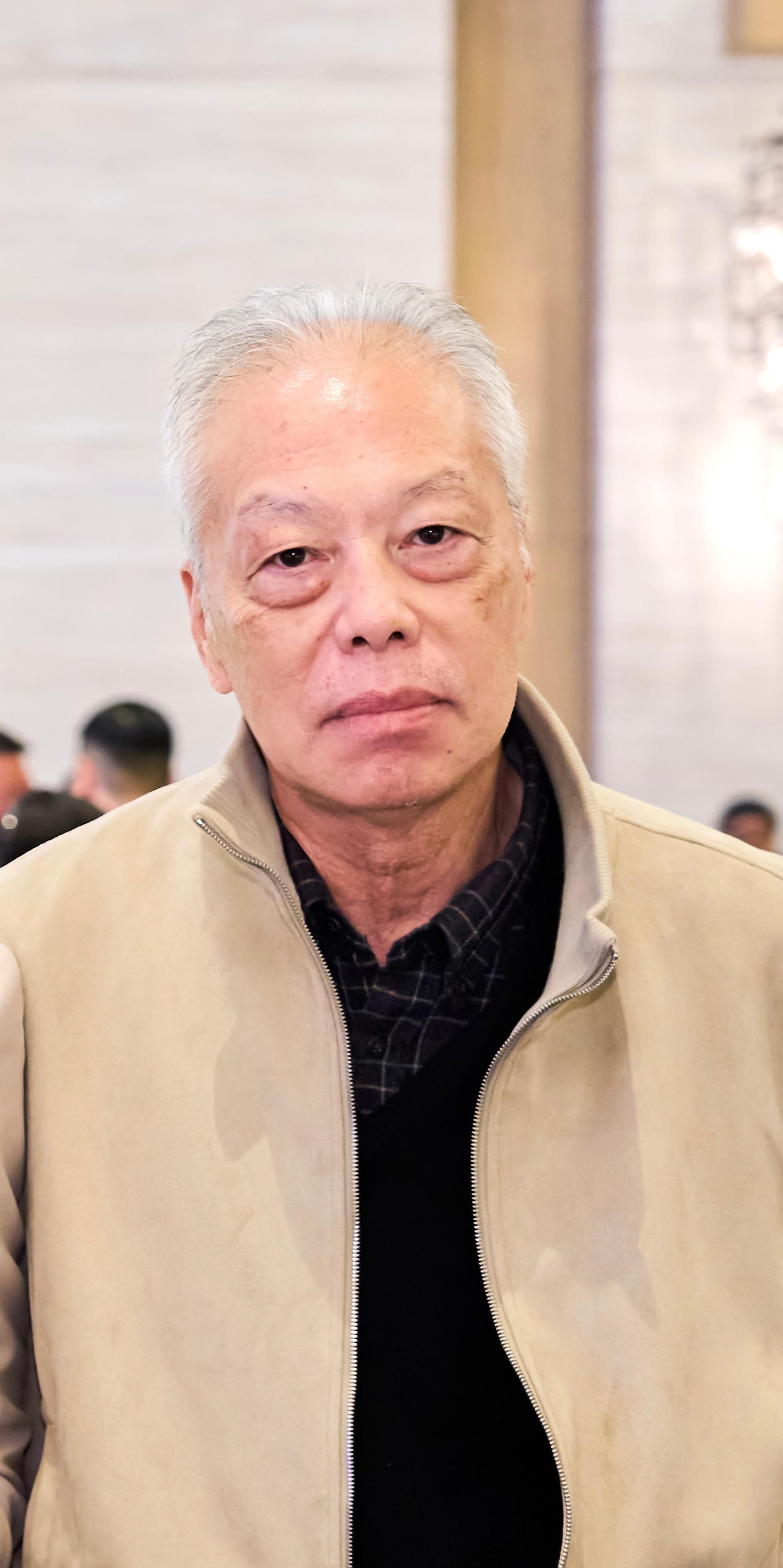 Yan Wai-man, aged 73, is about 1.85 metres tall, around 68 kilograms in weight and of thin build. He has a pointed face with yellow complexion and short white hair. He was last seen wearing a dark-coloured long-sleeved jacket, a blue and white polo shirt, brown trousers and black leather shoes.