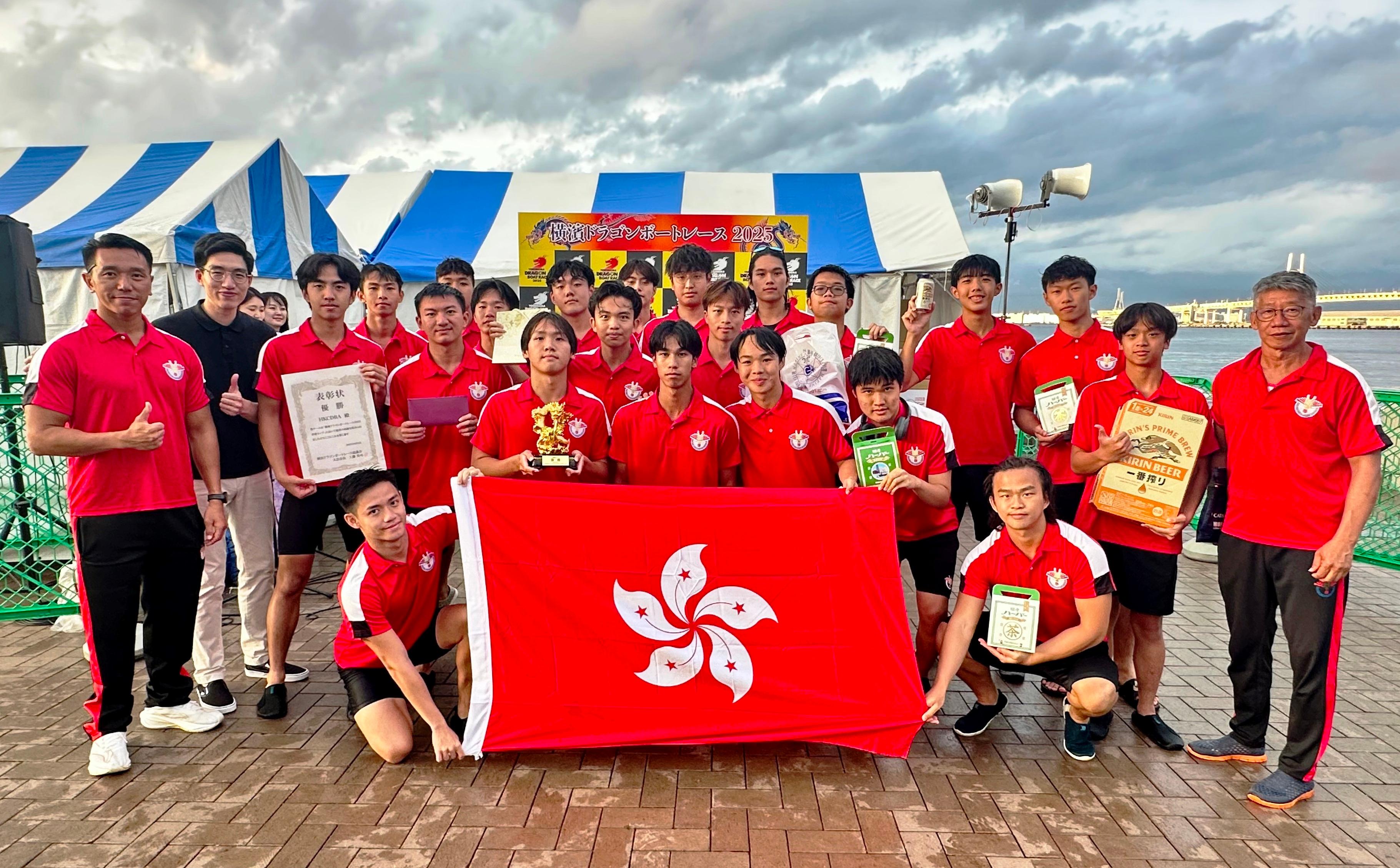The Hong Kong Cup dragon boat race was held at the promenade of Yamashita Park in Yokohama, Japan, today (June 1). Photo shows the Deputy Hong Kong Economic and Trade Representative (Tokyo), Mr Leo Tze (second left), with the winning team of the Hong Kong Cup - Hong Kong China Dragon Boat Association.