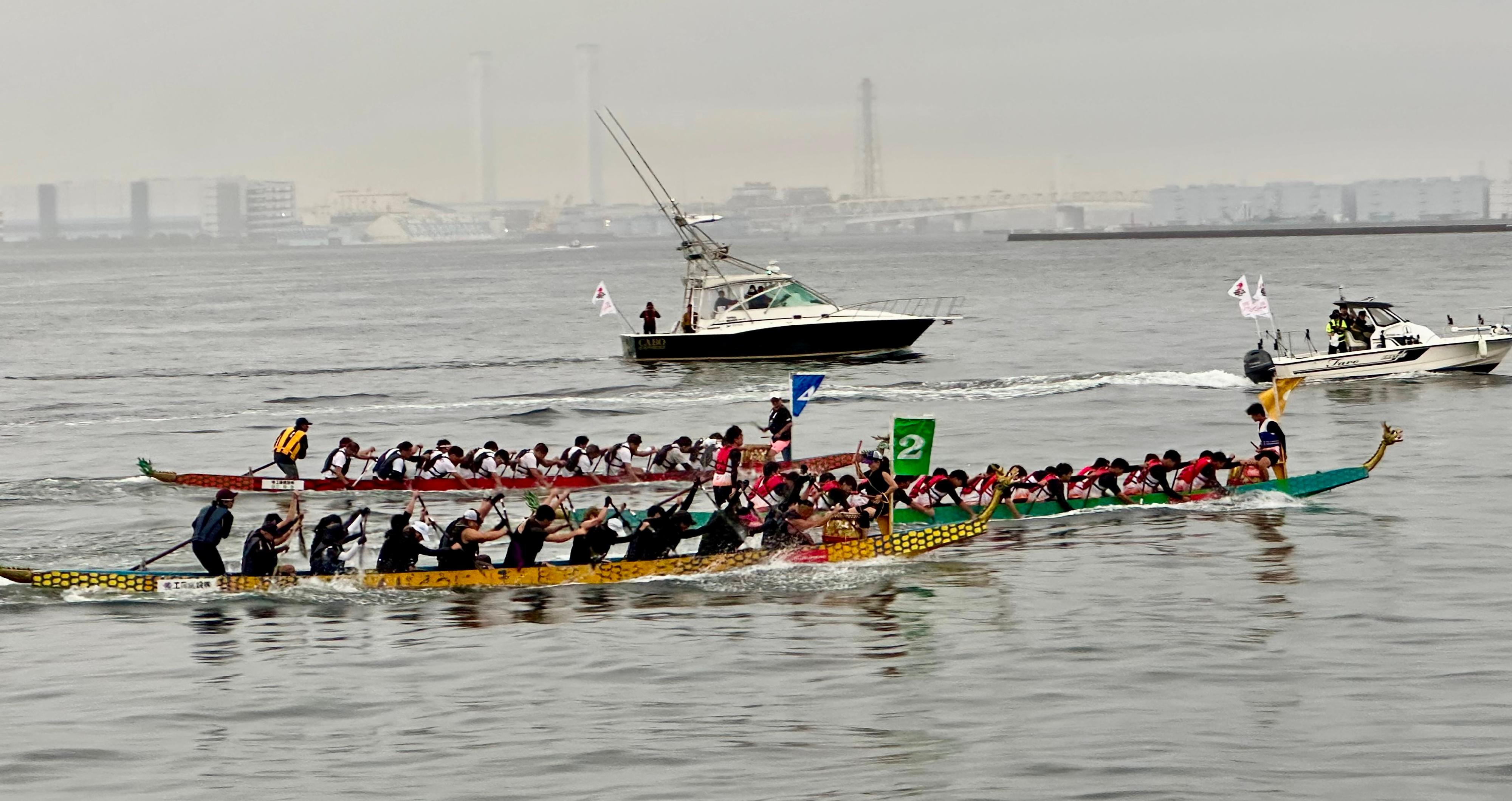 The Hong Kong Cup dragon boat race was held at the promenade of Yamashita Park in Yokohama, Japan, today (June 1). Photo shows paddlers competing for the Hong Kong Cup at the Yokohama Dragon Boat Races.