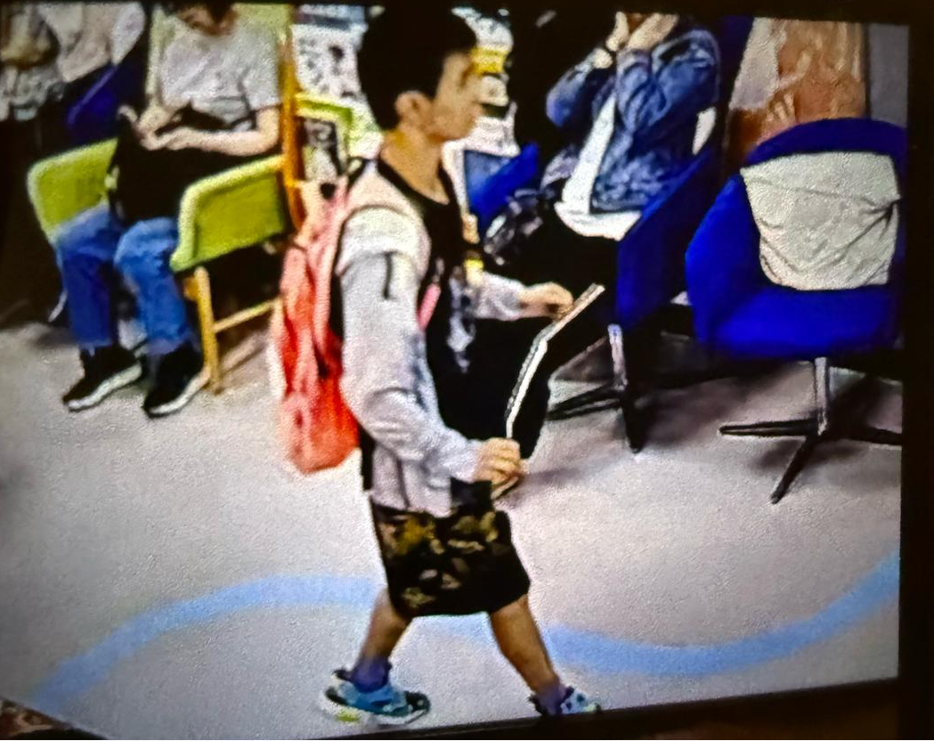 Cho Tik-laam, Ambrose, aged 17, is about 1.7 metres tall, around 52 kilograms in weight and of thin build. He has a pointed face with yellow complexion and short black hair. He was last seen wearing a black T-shirt, green camouflage shorts, blue shoes and carrying a pink rucksack.