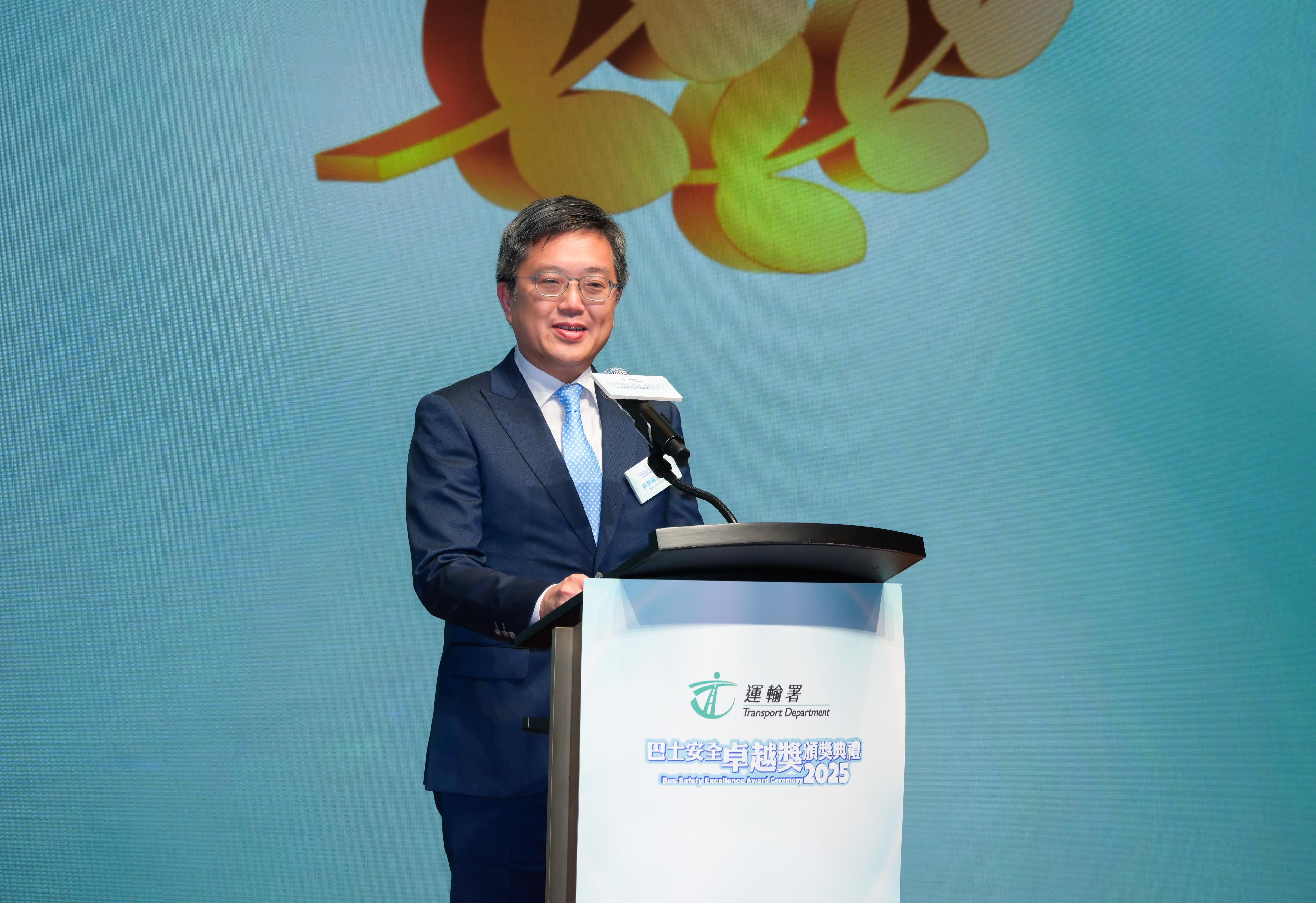 運輸署今日（六月三日）舉行巴士安全卓越獎頒獎典禮2025，表揚專營巴士營辦商在日常運作中提升巴士安全表現優秀的跨專業員工，鼓勵業界持續推動安全意識，共有約200人出席。運輸及物流局常任秘書長蔡傑銘為典禮主禮。圖示蔡傑銘在典禮上致辭。