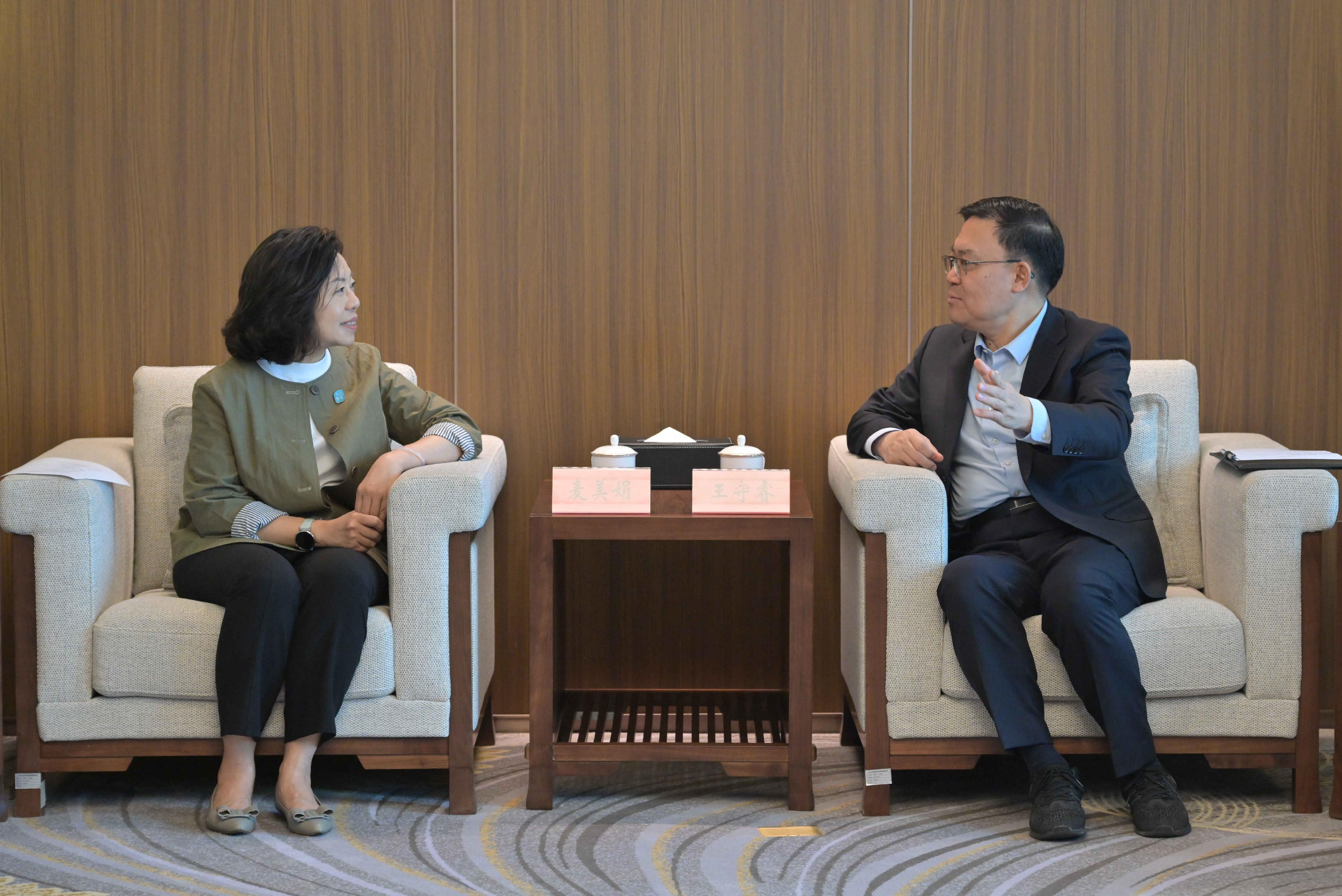 The Secretary for Home and Youth Affairs, Miss Alice Mak, visited Qianhai today (June 3). Photo shows Miss Mak (left) meeting with Member of the Standing Committee of the CPC Shenzhen Municipal Committee and Director General of the Authority of Qianhai Shenzhen-Hong Kong Modern Service Industry Cooperation Zone of Shenzhen Municipality, Mr Wang Shourui (right).
