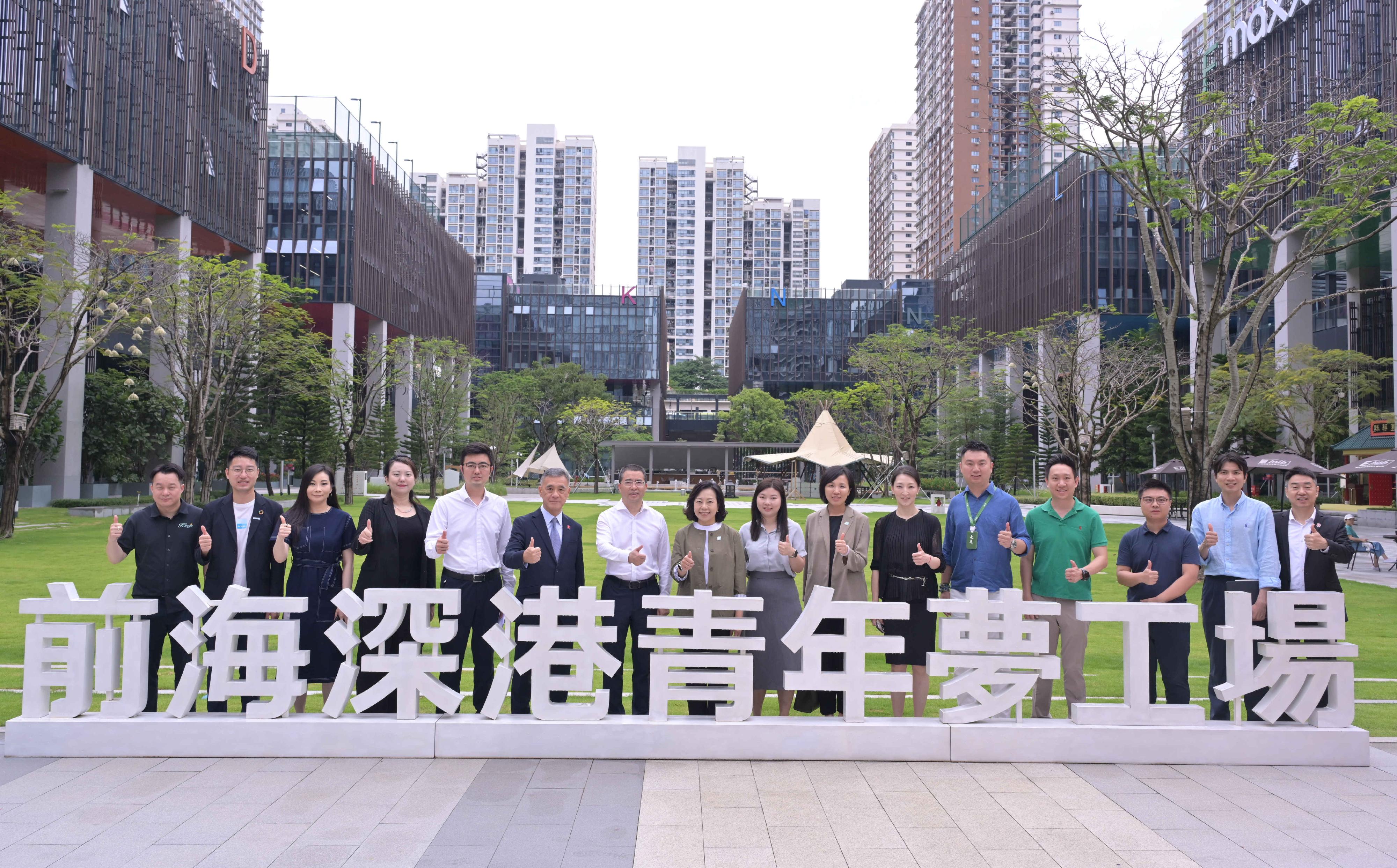 The Secretary for Home and Youth Affairs, Miss Alice Mak, visited the Qianhai Shenzhen-Hong Kong Youth Innovation and Entrepreneur Hub (Ehub) today (June 3). Photo shows Miss Mak (eighth left) with representatives from the Authority of Qianhai Shenzhen-Hong Kong Modern Service Industry Cooperation Zone of Shenzhen Municipality and the Ehub. 
