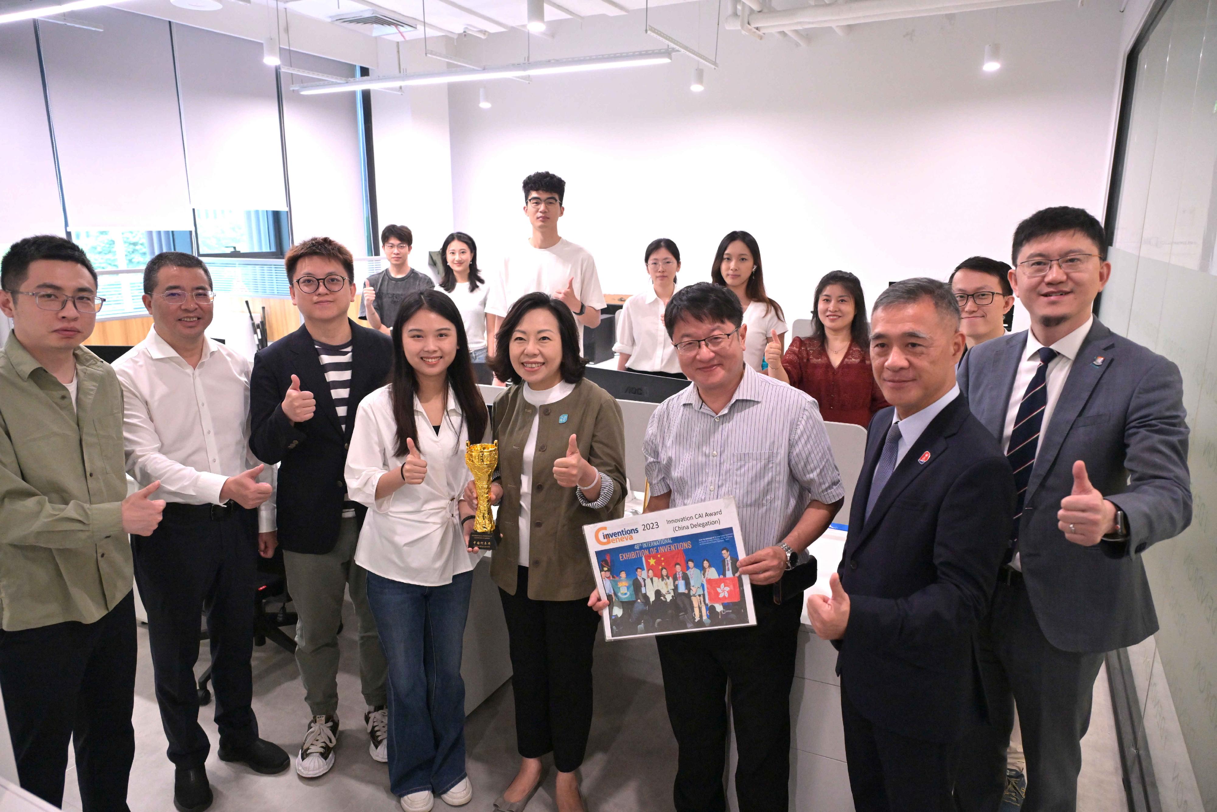 The Secretary for Home and Youth Affairs, Miss Alice Mak, visited the Qianhai Shenzhen-Hong Kong Youth Innovation and Entrepreneur Hub today (June 3). Photo shows Miss Mak (front row, fourth right) with representatives from the HKU Techno-Entrepreneurship Academy.