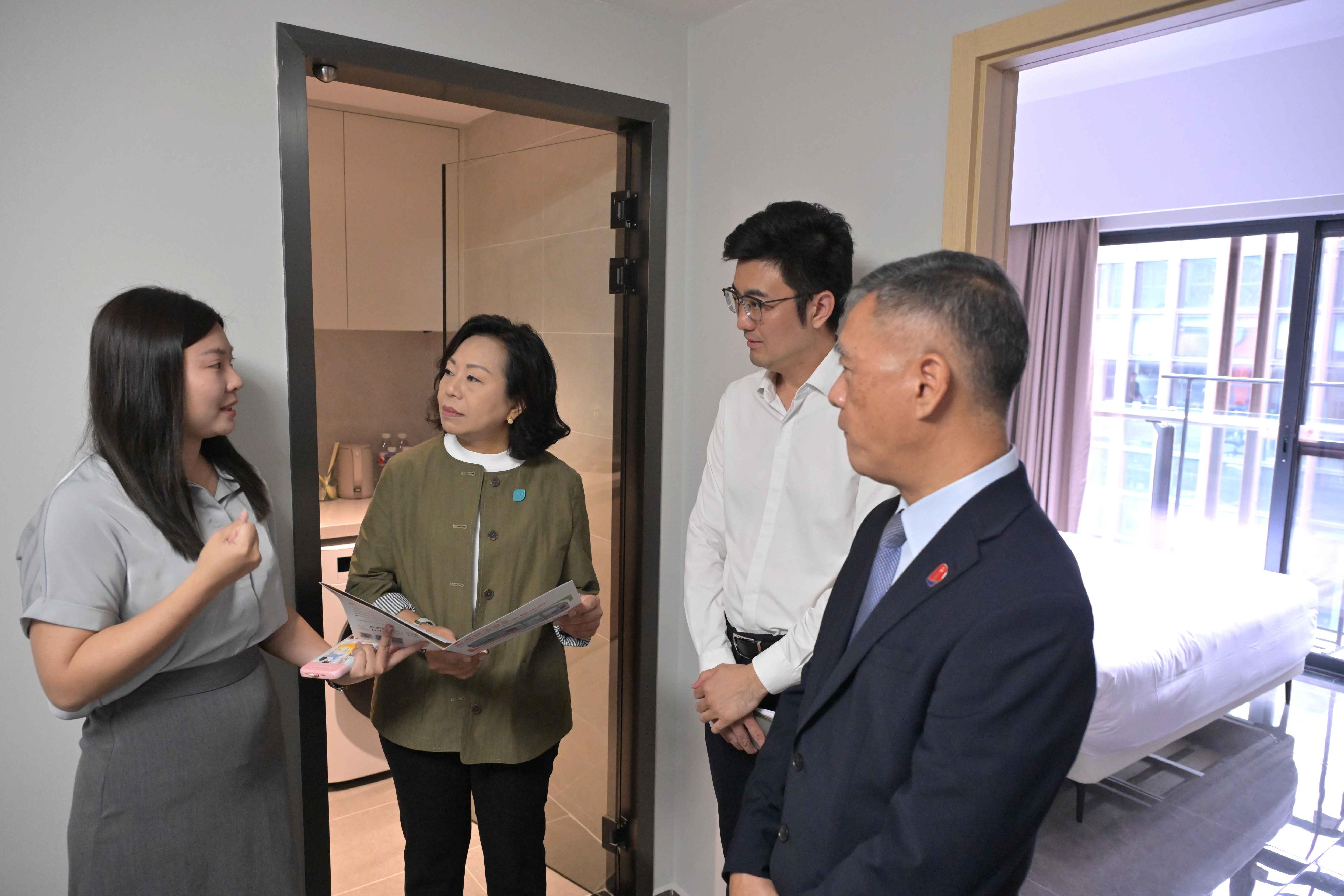 The Secretary for Home and Youth Affairs, Miss Alice Mak, visited the Qianhai Shenzhen-Hong Kong Youth Innovation and Entrepreneur Hub today (June 3). Photo shows Miss Mak (second left) touring the Hong Kong Youth Short-Term Apartments.