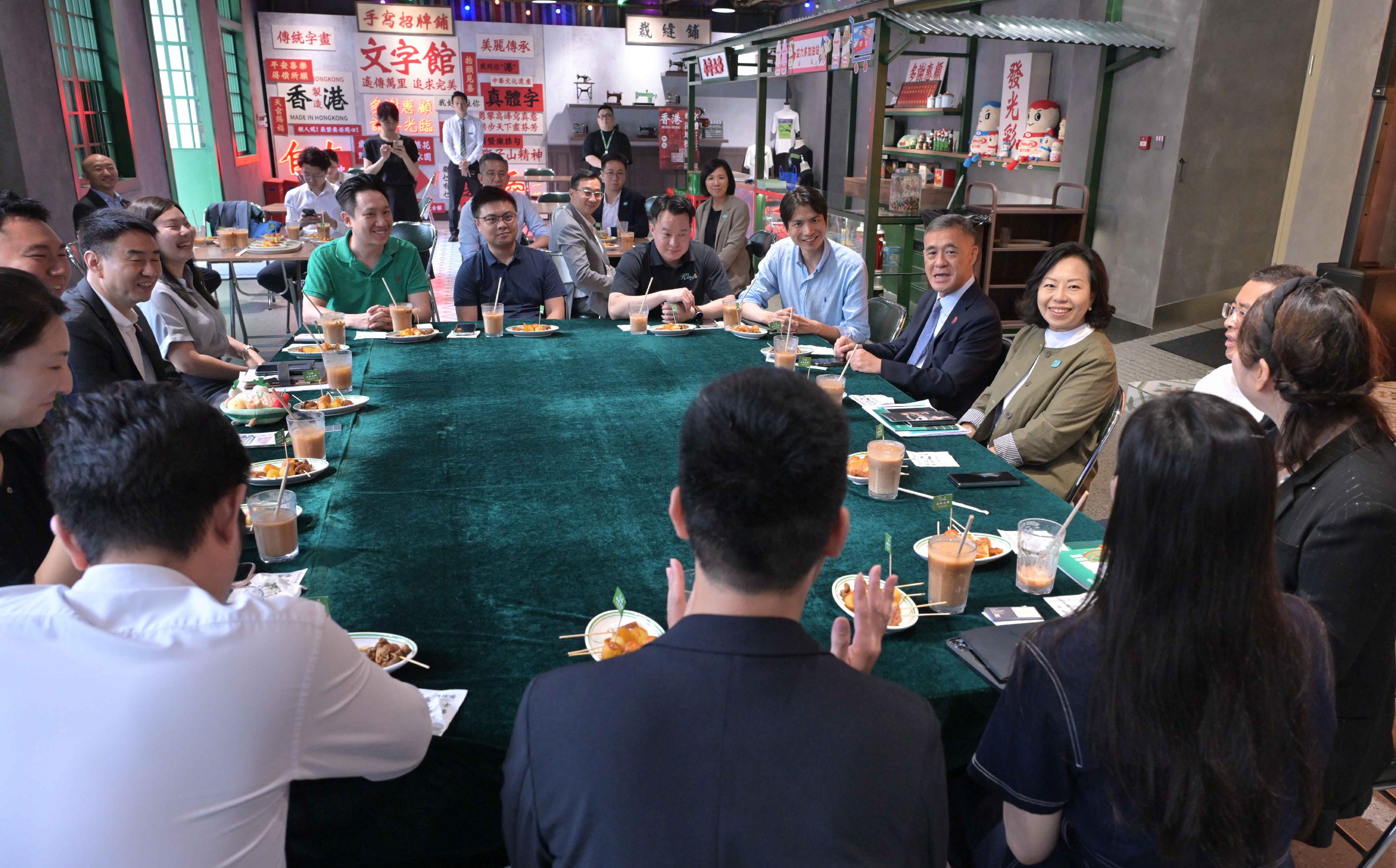 The Secretary for Home and Youth Affairs, Miss Alice Mak, visited the Qianhai Shenzhen-Hong Kong Youth Innovation and Entrepreneur Hub (Ehub) today (June 3). Photo shows Miss Mak (third right) interacting with youth from Hong Kong at the Ehub.
