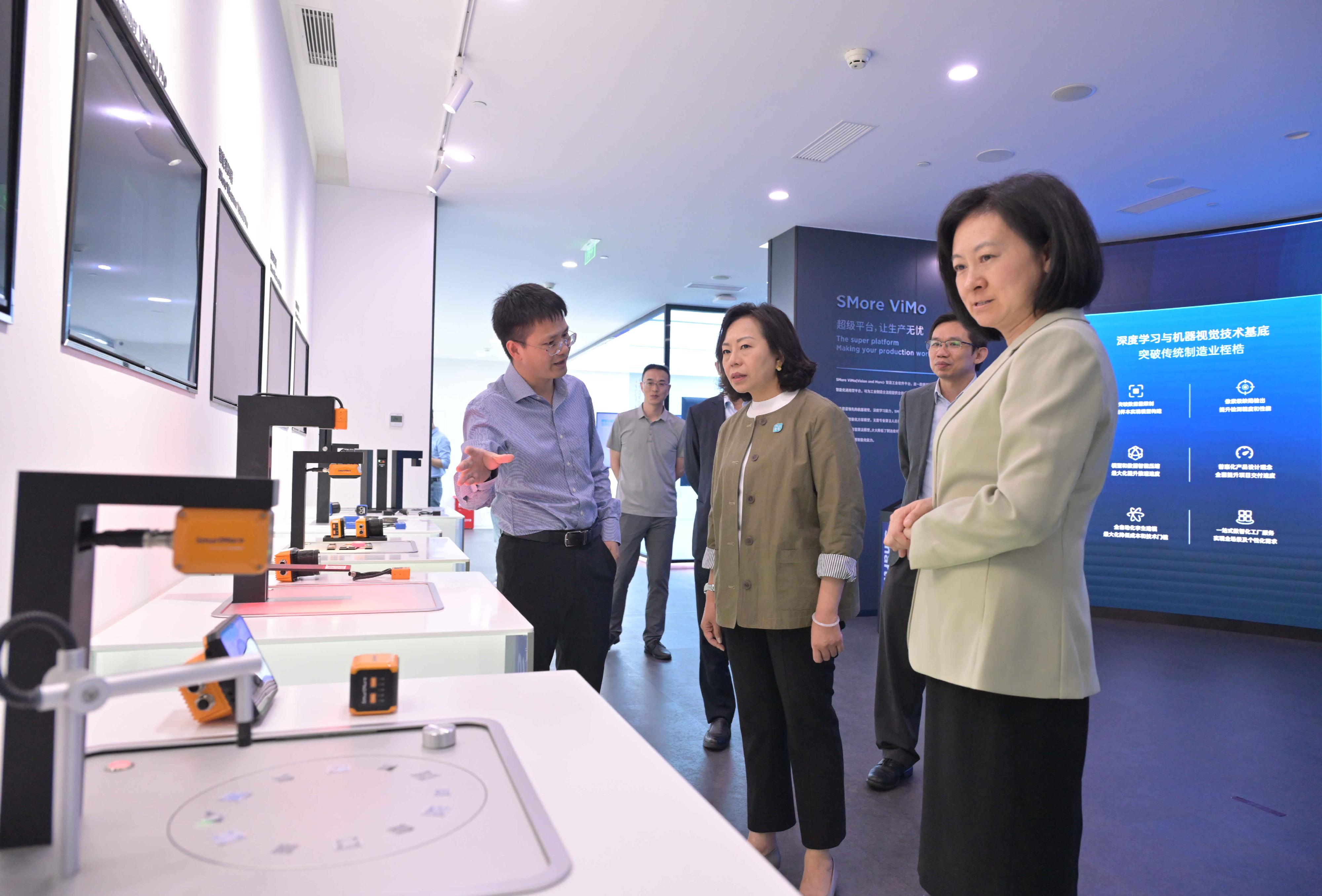 The Secretary for Home and Youth Affairs, Miss Alice Mak, visited the SmartMore Corporation Limited today (June 3). Photo shows Miss Mak (centre) being briefed by a company representative.