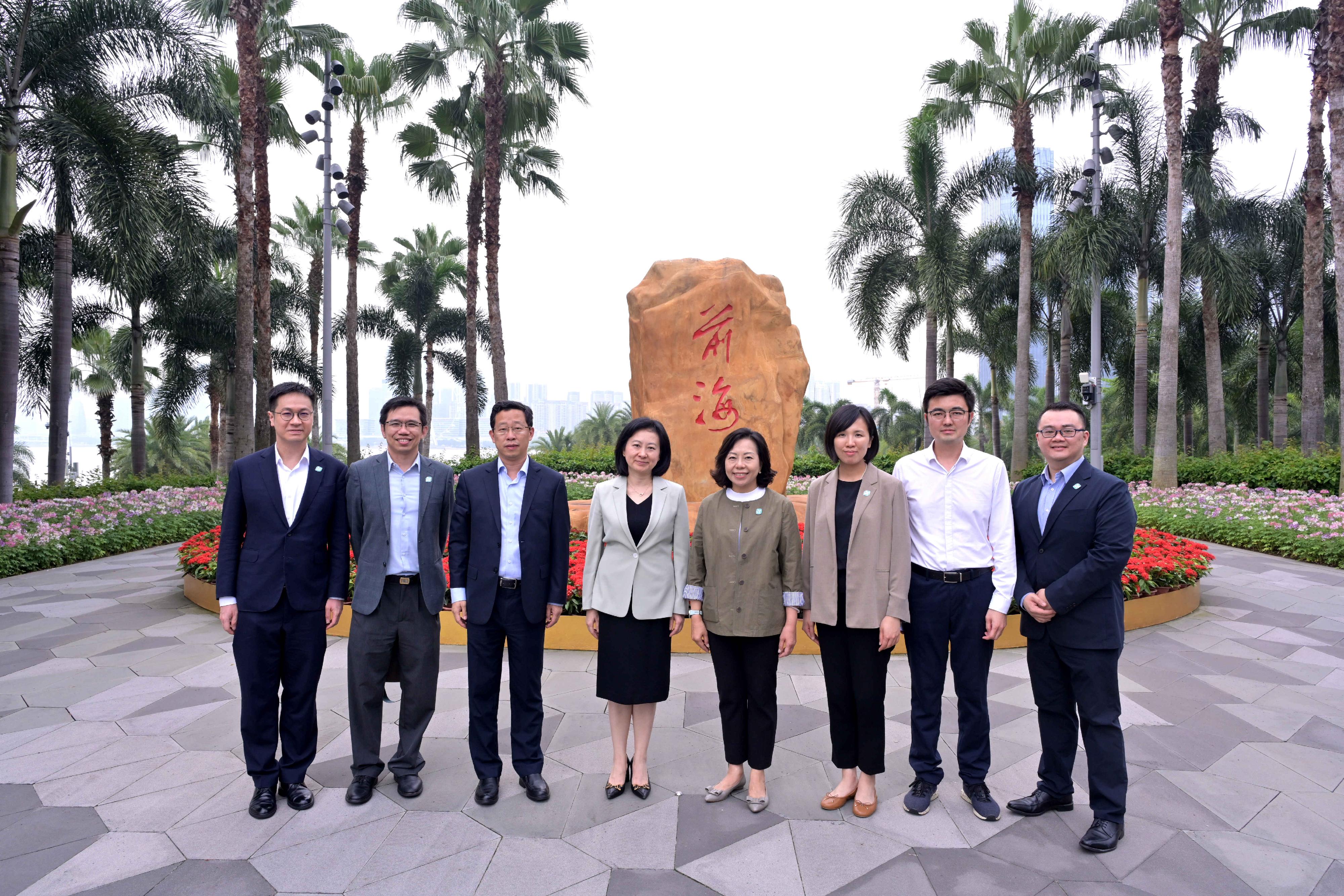 The Secretary for Home and Youth Affairs, Miss Alice Mak (fourth right), visited Qianhai Stone Park today (June 3).

