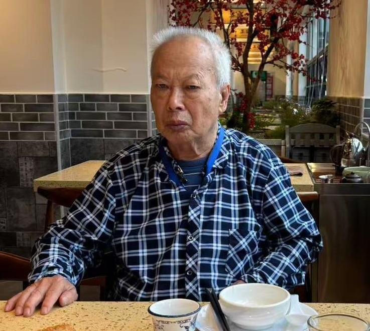 Wong Sum-wah, aged 77, is about 1.6 metres tall, around 60 kilograms in weight and of medium build. He has a square face with yellow complexion and short white hair. He was last seen wearing a dark blue checkered long-sleeved shirt, dark jeans and black shoes.

