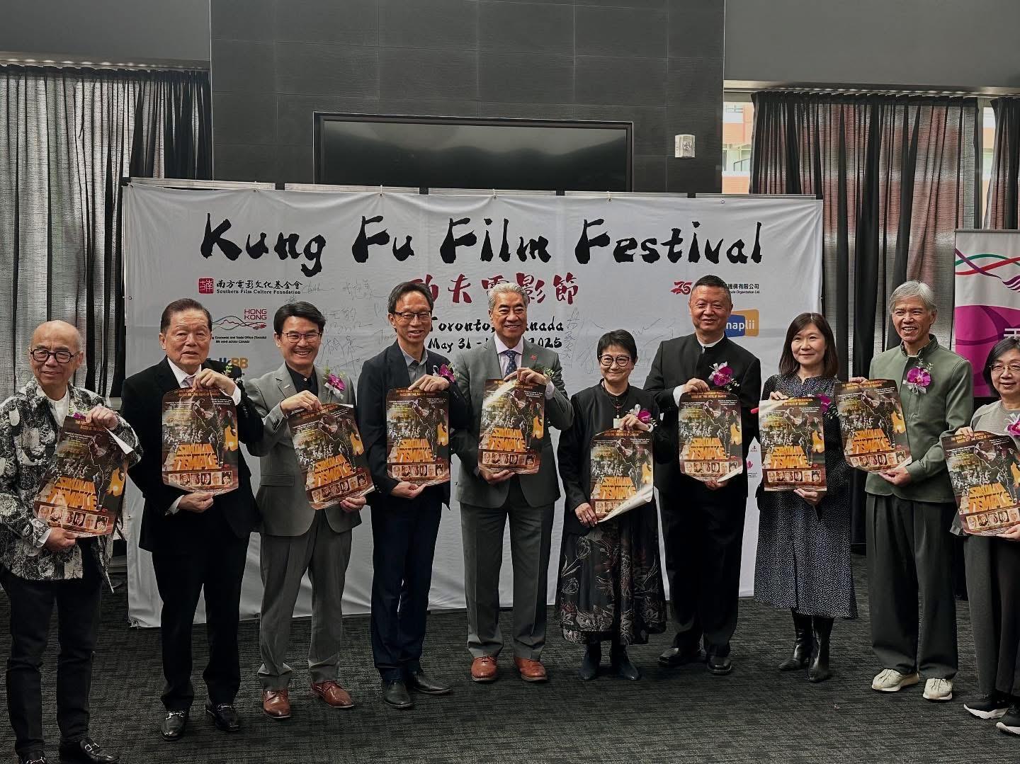香港駐多倫多經濟貿易辦事處（多倫多經貿辦）支持舉辦首屆功夫電影節（電影節），宣揚香港功夫電影五十年的傳承。圖示（由右起）電影節策展人林雲華、加港藝人林嘉華、多倫多經貿辦公共關係主任周詠琪、中國駐多倫多總領事羅偉東、電影節主席余淑華、加拿大國會議員馬榮崢、參議員胡元豹及其他嘉賓於五月三十一日出席在萬錦市舉行的電影節開幕禮。