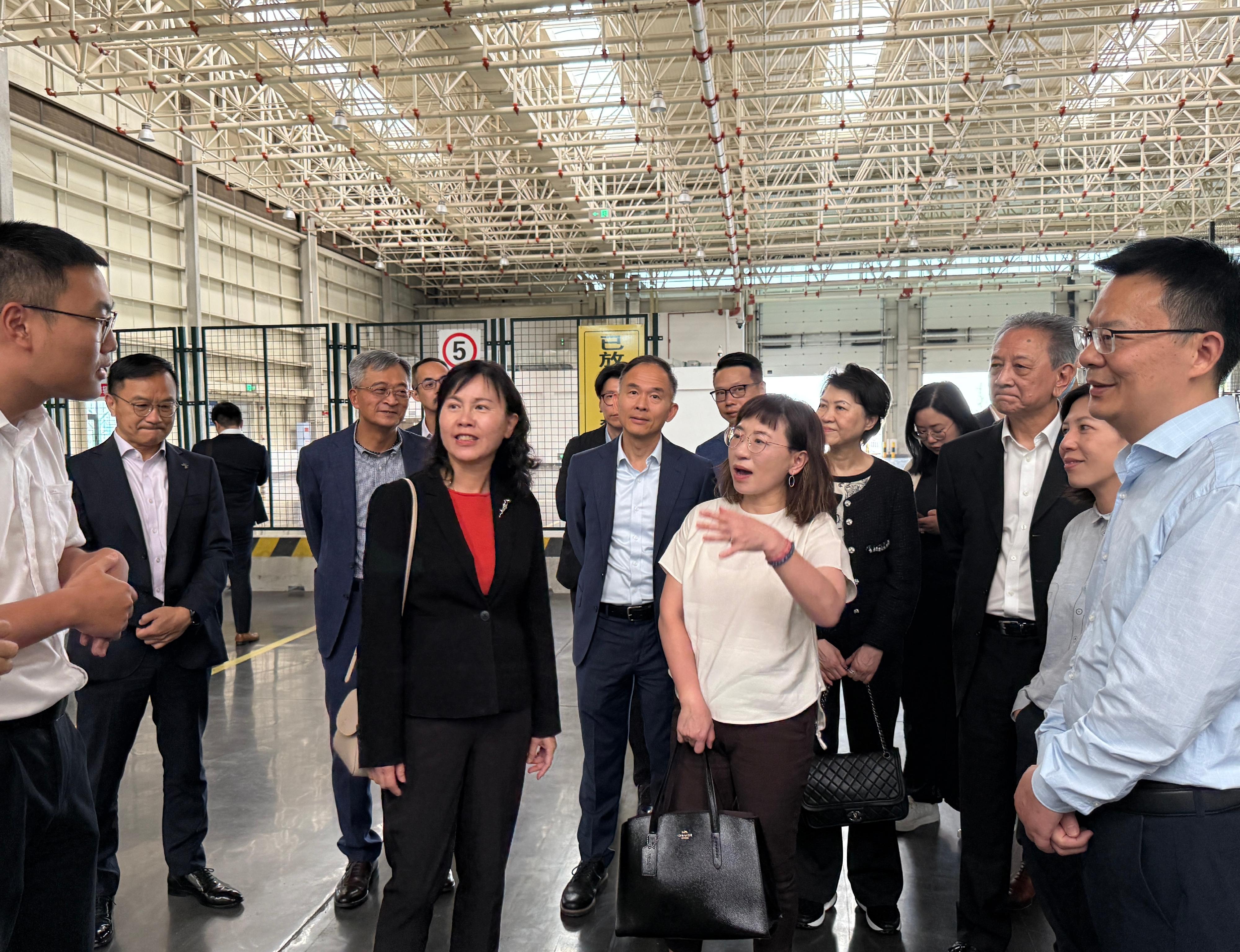 運輸及物流局局長陳美寶今日（六月四日） 率領香港物流發展局成員訪問成都。圖示陳美寶（前排左一）參觀成都天府國際機場國際貨運區快件中心。