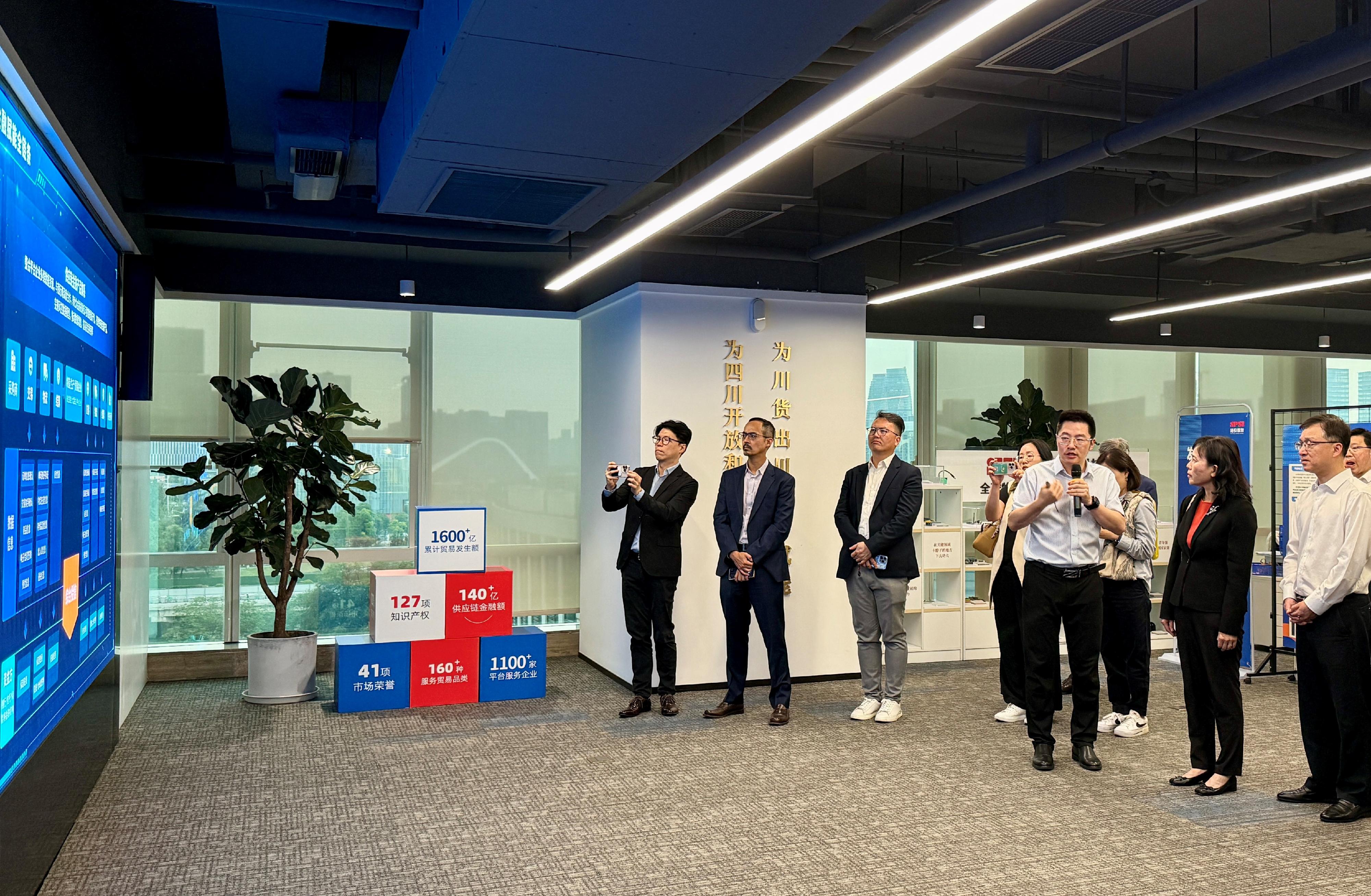 運輸及物流局局長陳美寶今日（六月四日） 率領香港物流發展局成員訪問成都。圖示陳美寶（右二）參觀四川省港航投資集團。