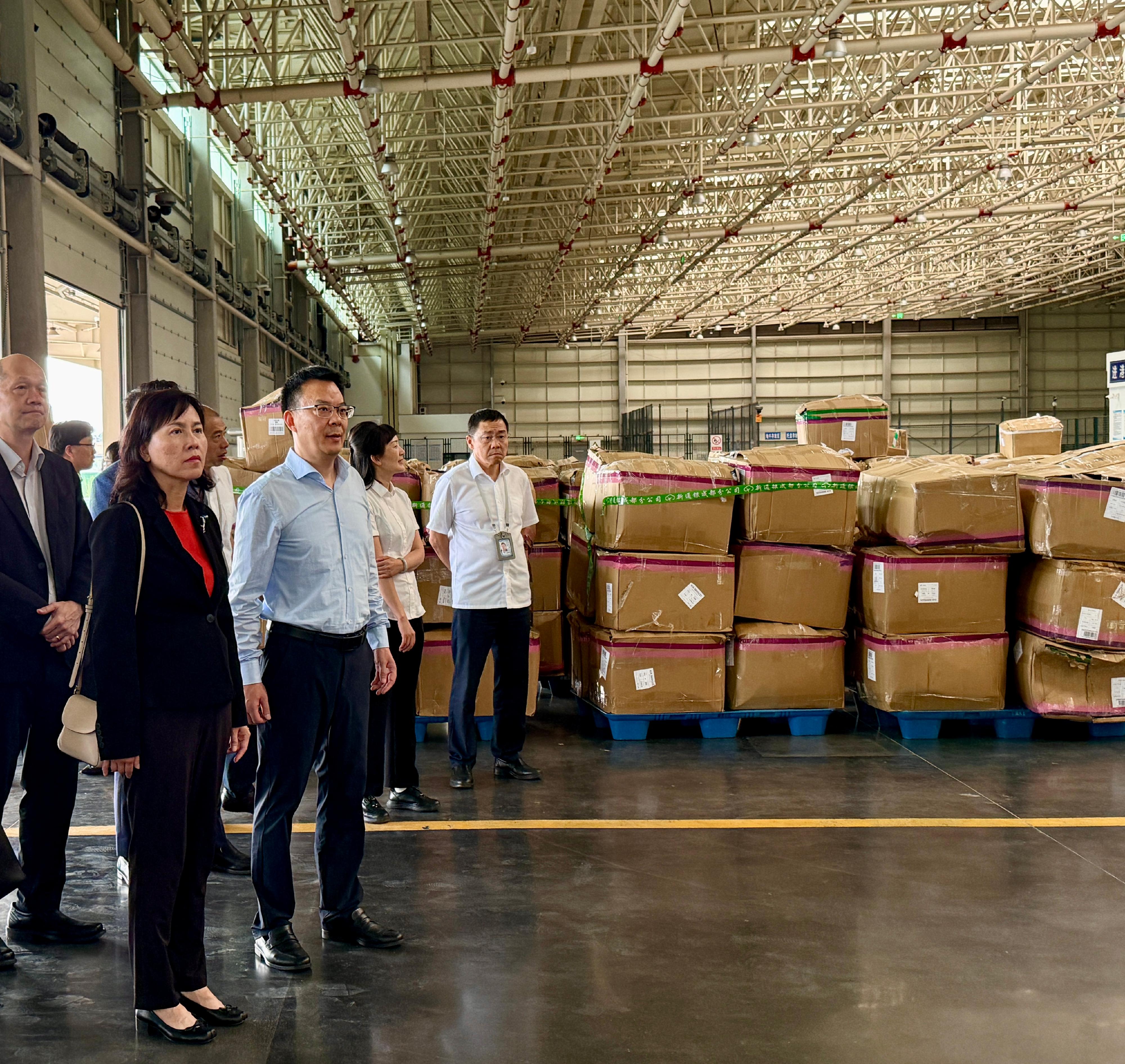 The Secretary for Transport and Logistics, Ms Mable Chan, led a delegation of the Hong Kong Logistics Development Council to visit Chengdu today (June 4). Photo shows Ms Chan (front row, first left) visiting the express cargo centre at Chengdu Tianfu International Airport.