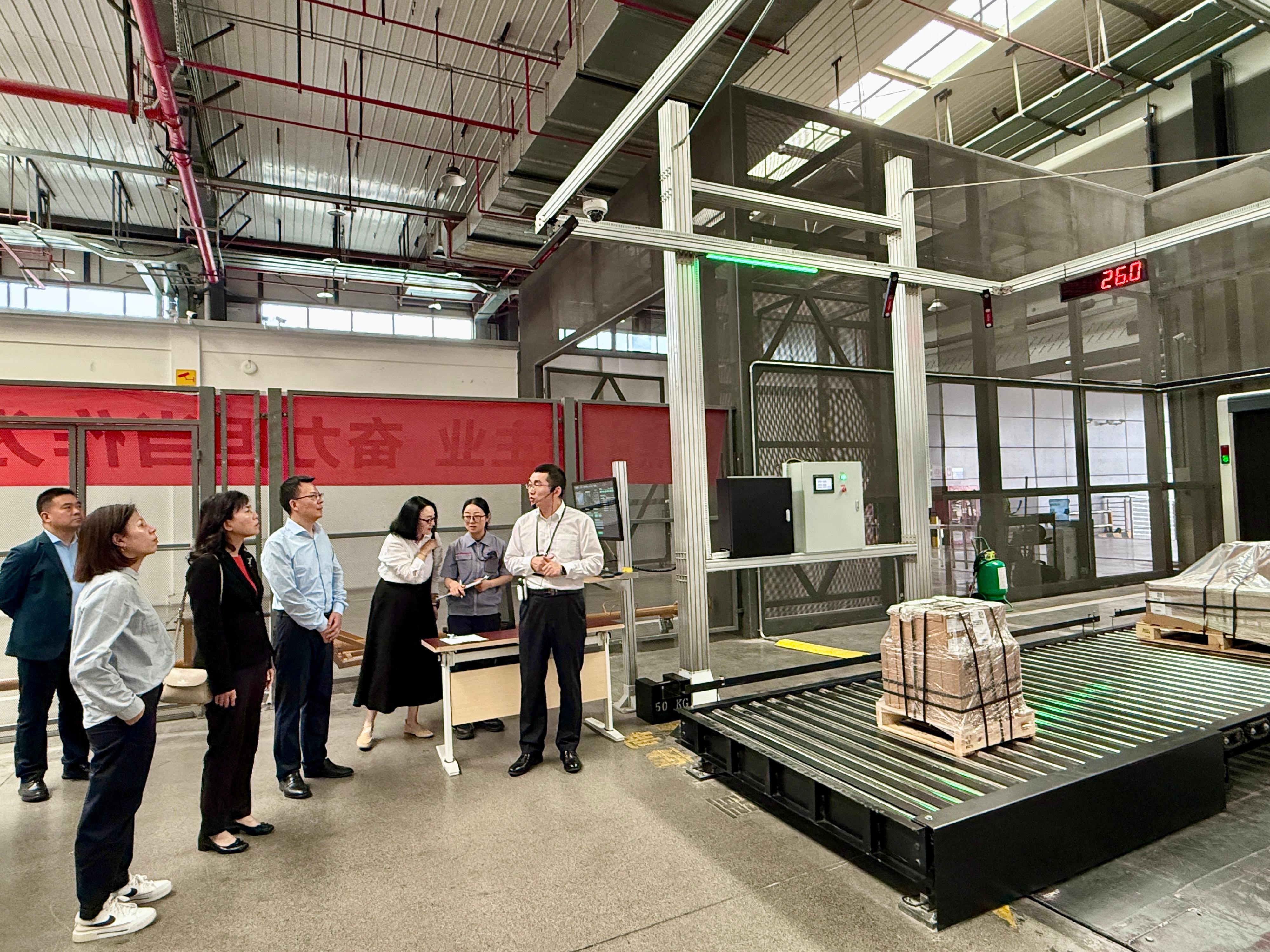 The Secretary for Transport and Logistics, Ms Mable Chan, led a delegation of the Hong Kong Logistics Development Council to visit Chengdu today (June 4). Photo shows Ms Chan (front row, second left) visiting the facilities of a local aviation logistics company.