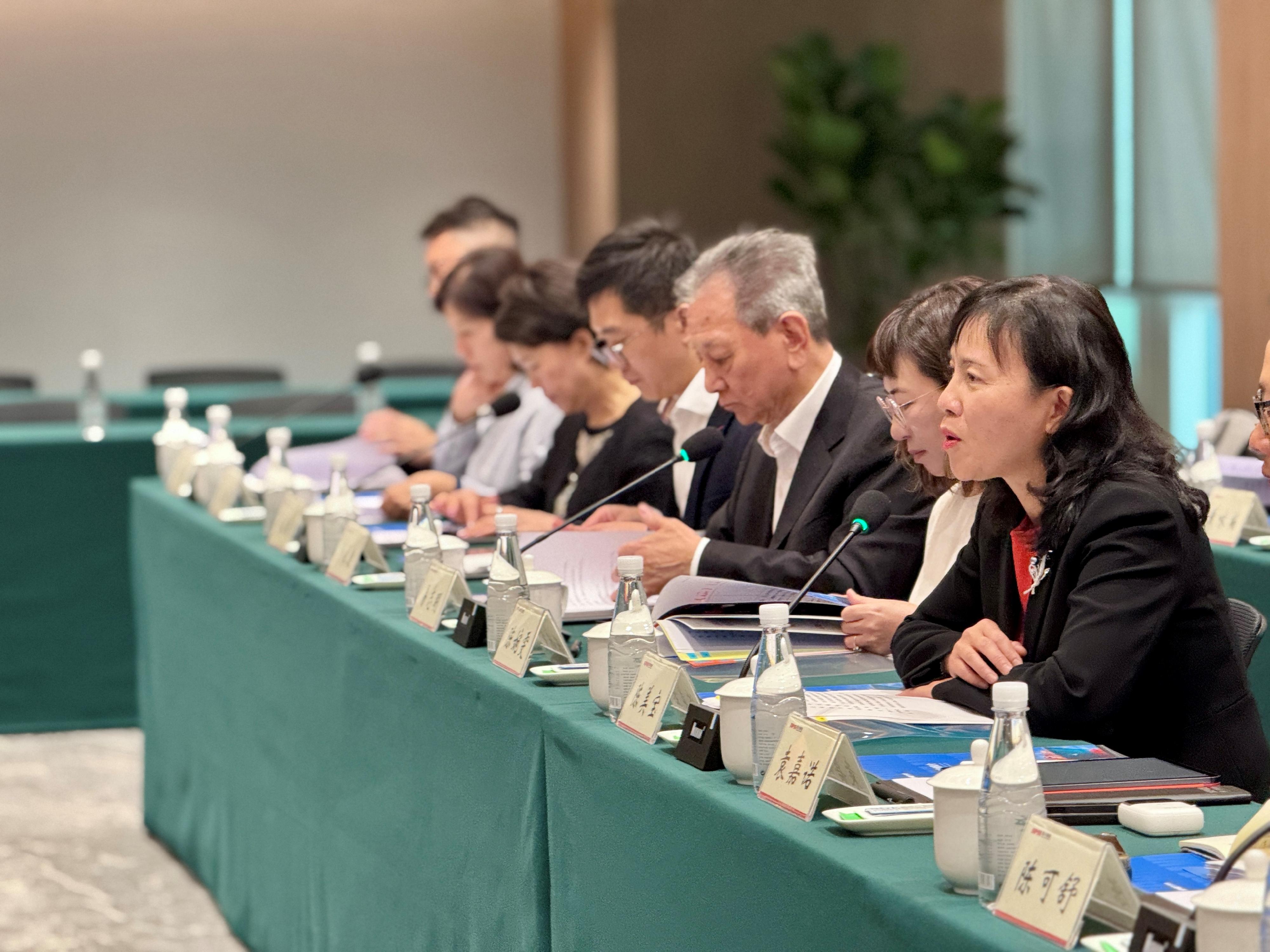 The Secretary for Transport and Logistics, Ms Mable Chan, led a delegation of the Hong Kong Logistics Development Council to visit Chengdu today (June 4). Photo shows Ms Chan (first right) interacting with the representatives from the Port and Logistics Office of the People's Government of Sichuan Province to explore potential co-operation in logistics with Sichuan province.