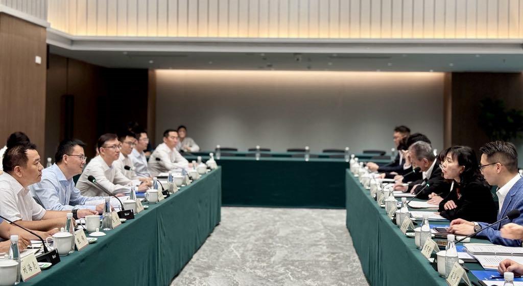 The Secretary for Transport and Logistics, Ms Mable Chan, led a delegation of the Hong Kong Logistics Development Council to visit Chengdu today (June 4). Photo shows Ms Chan (second right) meeting with the Director of the Port and Logistics Office of the People's Government of Sichuan Province, Mr Xie Wei (second left).
