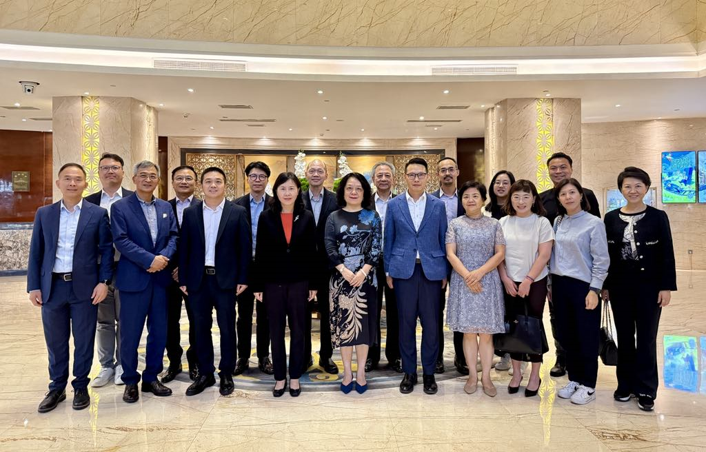 The Secretary for Transport and Logistics, Ms Mable Chan, led a delegation of the Hong Kong Logistics Development Council to visit Chengdu today (June 4). Photo shows Ms Chan (front row, fourth left), and the Director of the Hong Kong and Macao Affairs Office of the Sichuan Provincial People’s Government, Ms Zhang Tao (front row, fifth left), with the members of the delegation.
