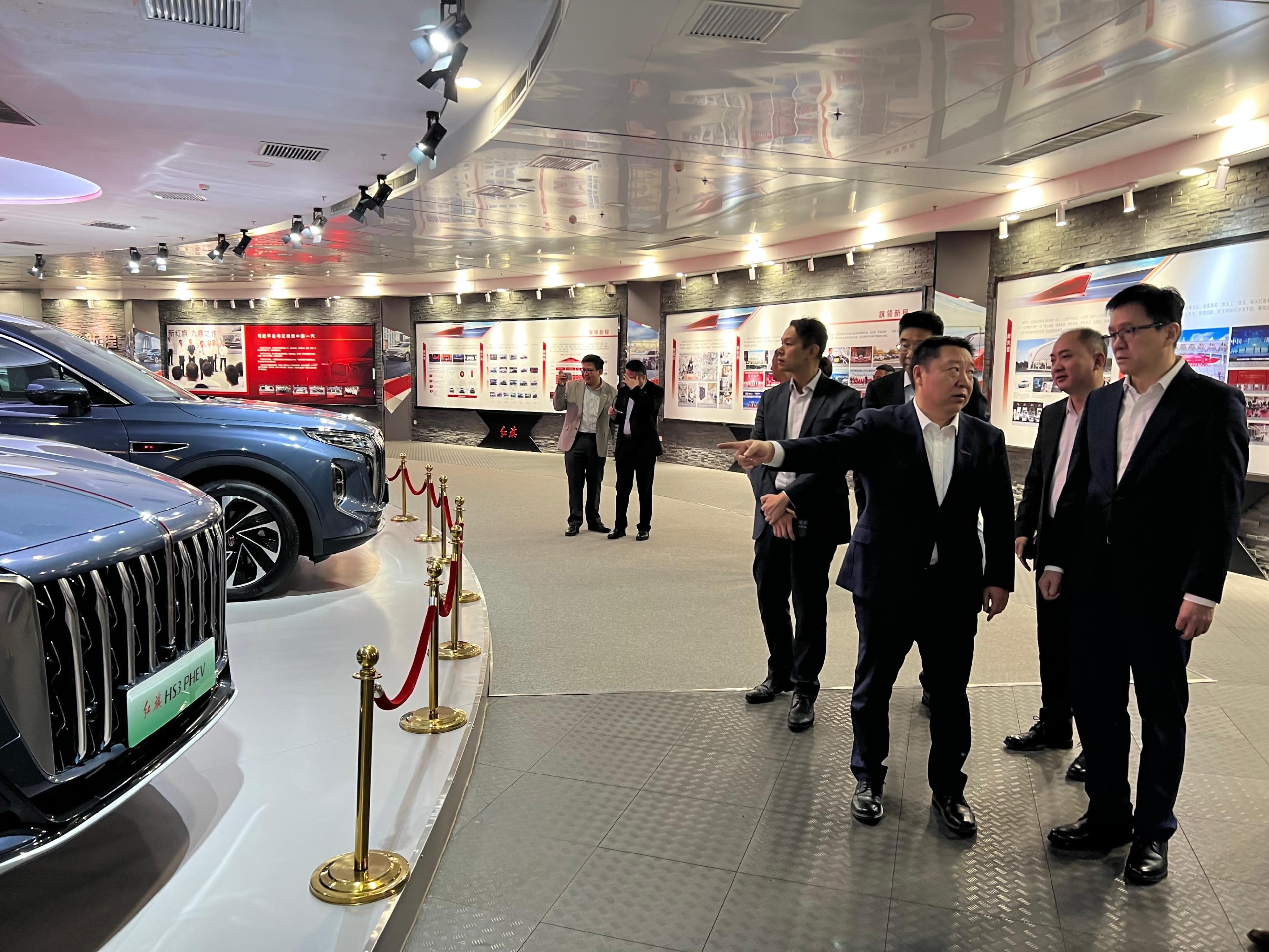 The Secretary for Innovation, Technology and Industry, Professor Sun Dong (first right), toured the China FAW Group Corporation and its Cultural Exhibition Hall in Changchun today (June 4) to learn about the development of the advanced manufacturing industry there. Looking on is the Commissioner for Industry (Innovation and Technology), Dr Ge Ming (second right).