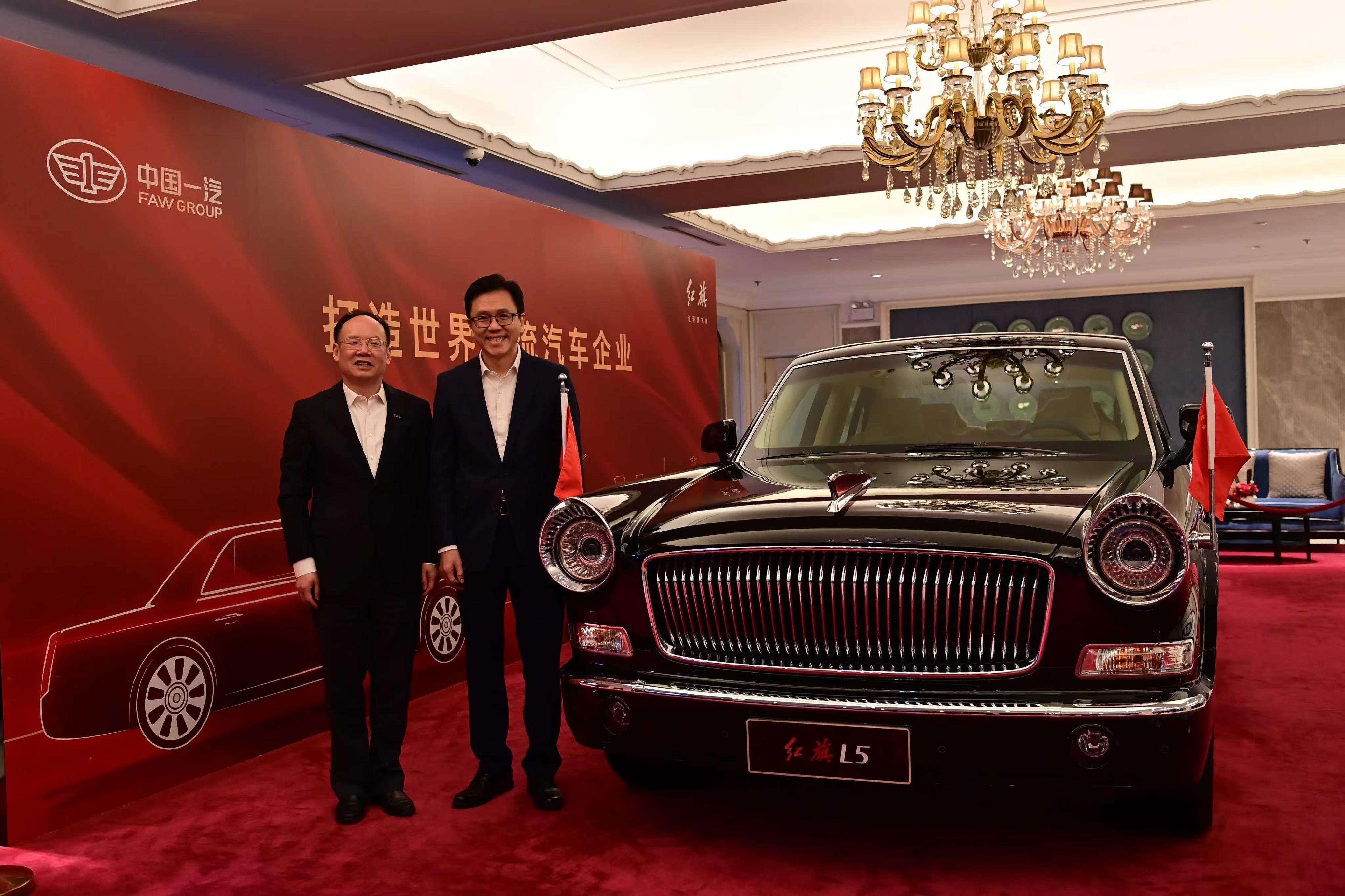 The Secretary for Innovation, Technology and Industry, Professor Sun Dong (right), met with the Chairman and the Secretary of the Party Committee of the China FAW Group Corporation, Mr Qiu Xiandong (left), in Changchun yesterday (June 3).

