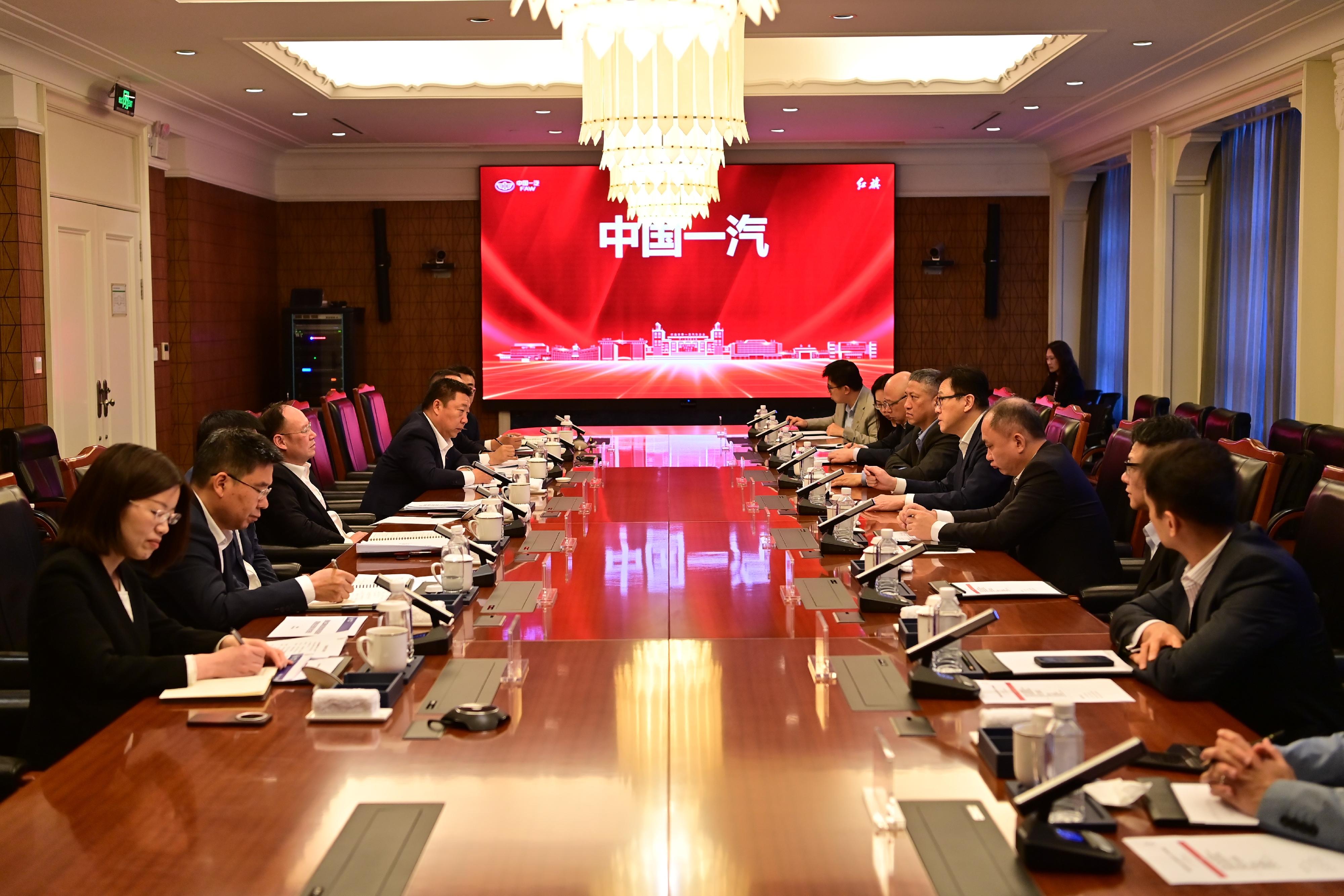 The Secretary for Innovation, Technology and Industry, Professor Sun Dong (fourth right), held an engagement session with the Chairman and the Secretary of the Party Committee of the China FAW Group Corporation, Mr Qiu Xiandong (fourth left), and other management members in Changchun yesterday (June 3), and was briefed on the Group's developments. Also present is the Commissioner for Industry (Innovation and Technology), Dr Ge Ming (third right).
