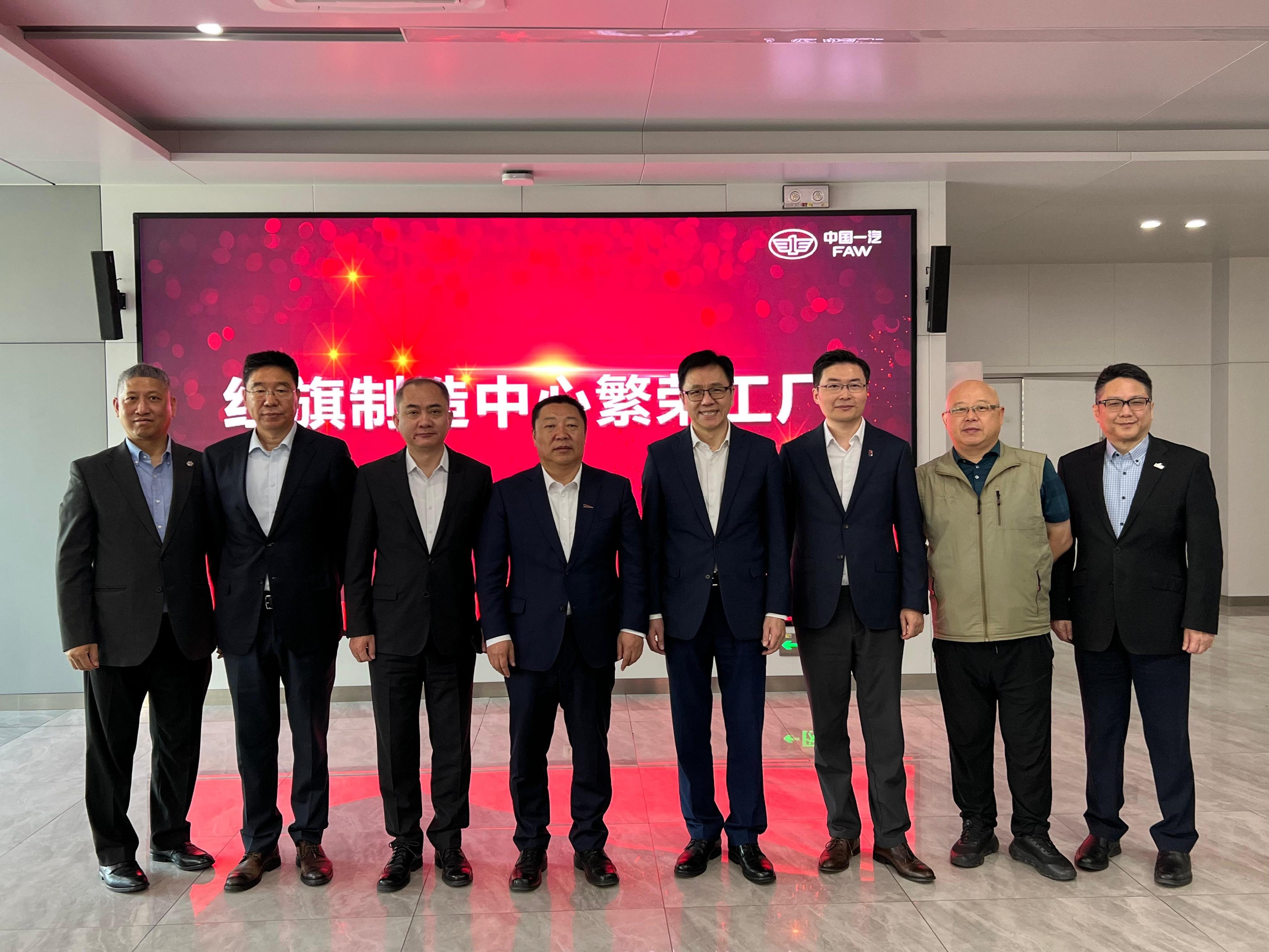 創新科技及工業局局長孫東教授（右四）今日（六月四日）在長春到訪中國第一汽車集團，並參觀其繁榮工廠，了解當地先進製造產業的發展。旁為工業專員（創新及科技）葛明博士（左三）。