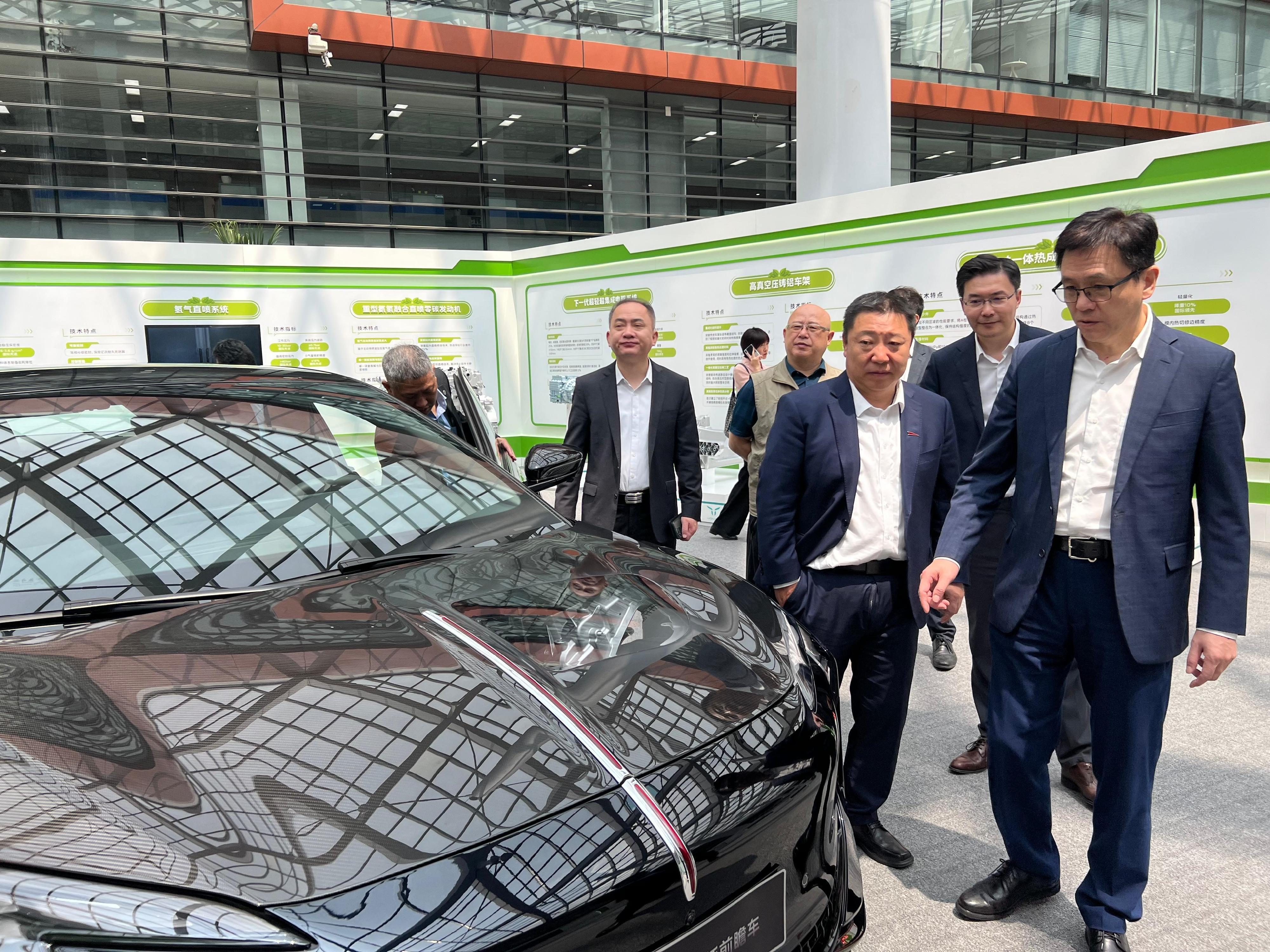 創新科技及工業局局長孫東教授（右一）今日（六月四日）在長春參觀中國第一汽車集團NBD總部研發總院。旁為工業專員（創新及科技）葛明博士（左二）。
