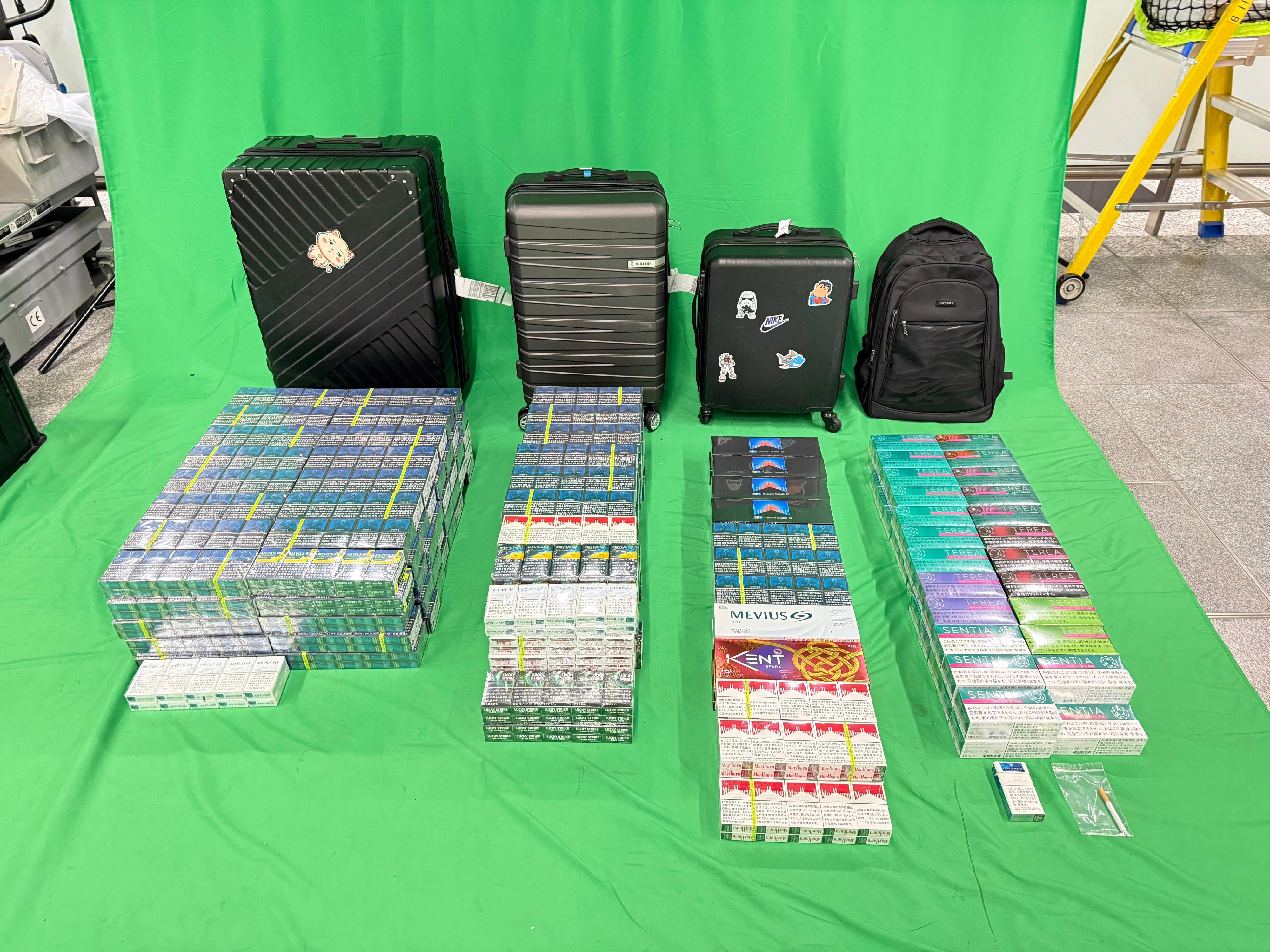 An incoming 41-year-old male passenger was sentenced to 5 months, 2 weeks and 3 days' imprisonment at the West Kowloon Magistrates' Courts yesterday (June 3) for possessing duty-not-paid cigarettes and failing to declare it to Customs officers, as well as for importing alternative smoking products, in contravention of the Dutiable Commodities Ordinance and the Import and Export Ordinance. Photo shows the duty-not-paid cigarettes and alternative smoking products seized.