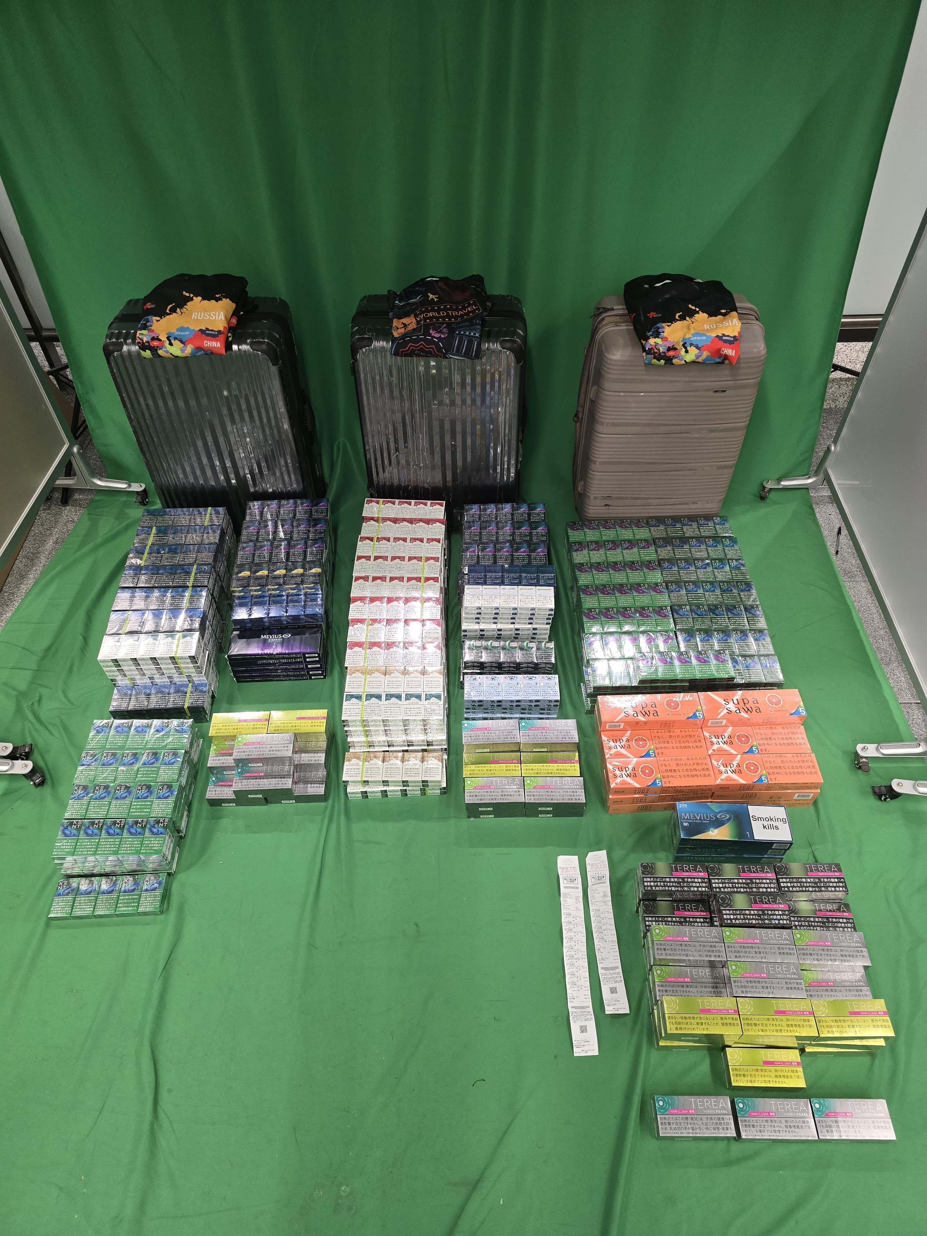An incoming 20-year-old male passenger was sentenced to 4 months' imprisonment and fined $1,000 at the West Kowloon Magistrates' Courts today (June 4) for posessing duty-not-paid cigarettes and failing to declare it to Customs Officers, as well as for importing alternative smoking products, in contravention of the Dutiable Commodities Ordinance and the Import and Export Ordinance. Photo shows the duty-not-paid cigarettes and alternative smoking products seized.