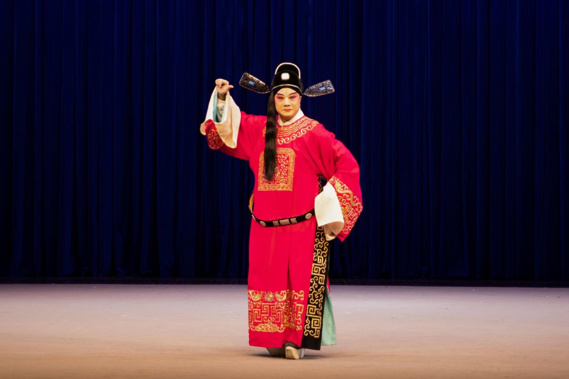 The Leisure and Cultural Services Department has invited the Xi'an Performing Arts Group's Youth Experimental Troupe of Qinqiang Opera to come to Hong Kong to perform two Qinqiang classic pieces in early July. Photo shows a scene from "Zhou Ren on the Way Home".
