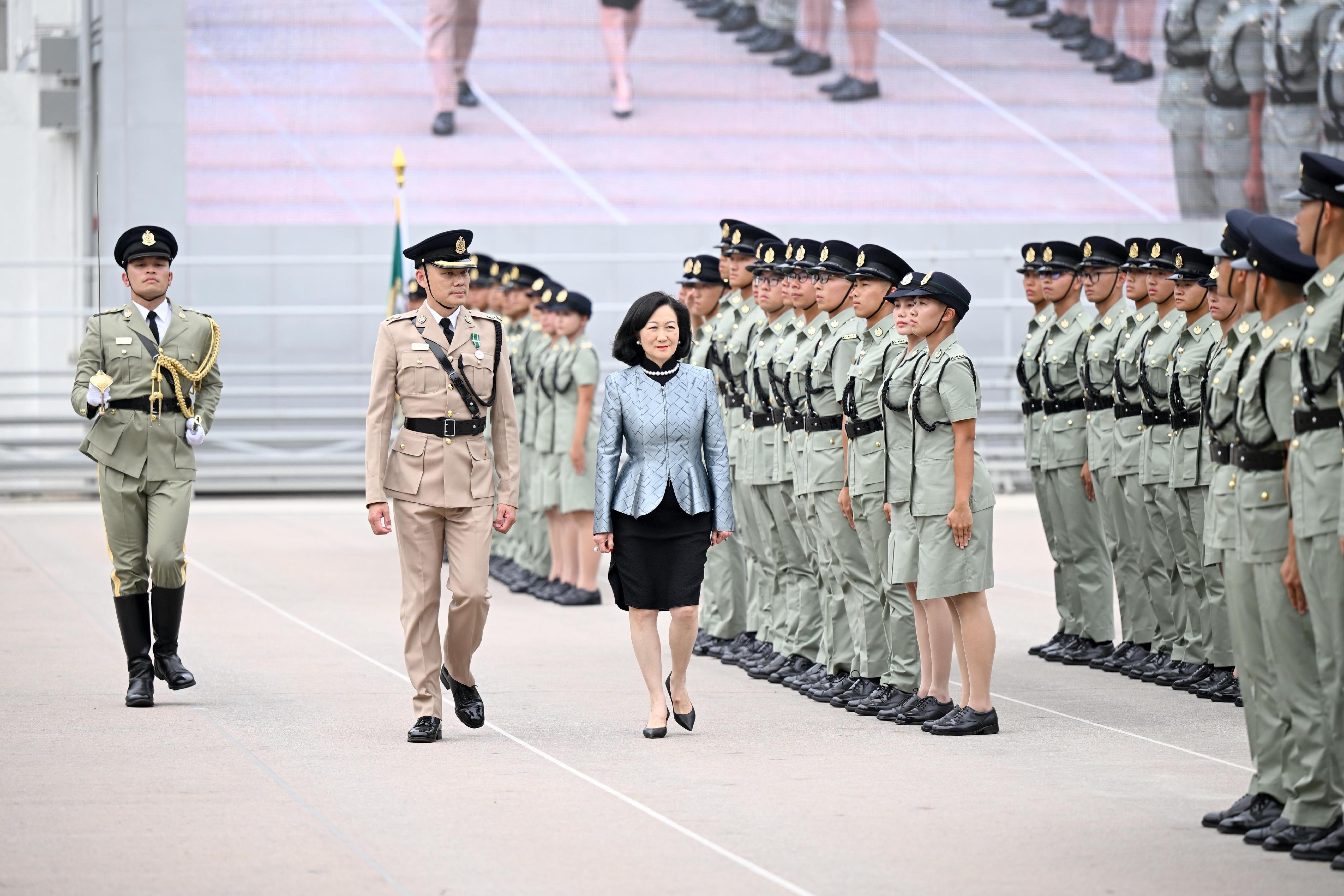 行政會議非官守議員召集人葉劉淑儀今日（六月五日）在香港海關學員結業會操檢閱結業學員。