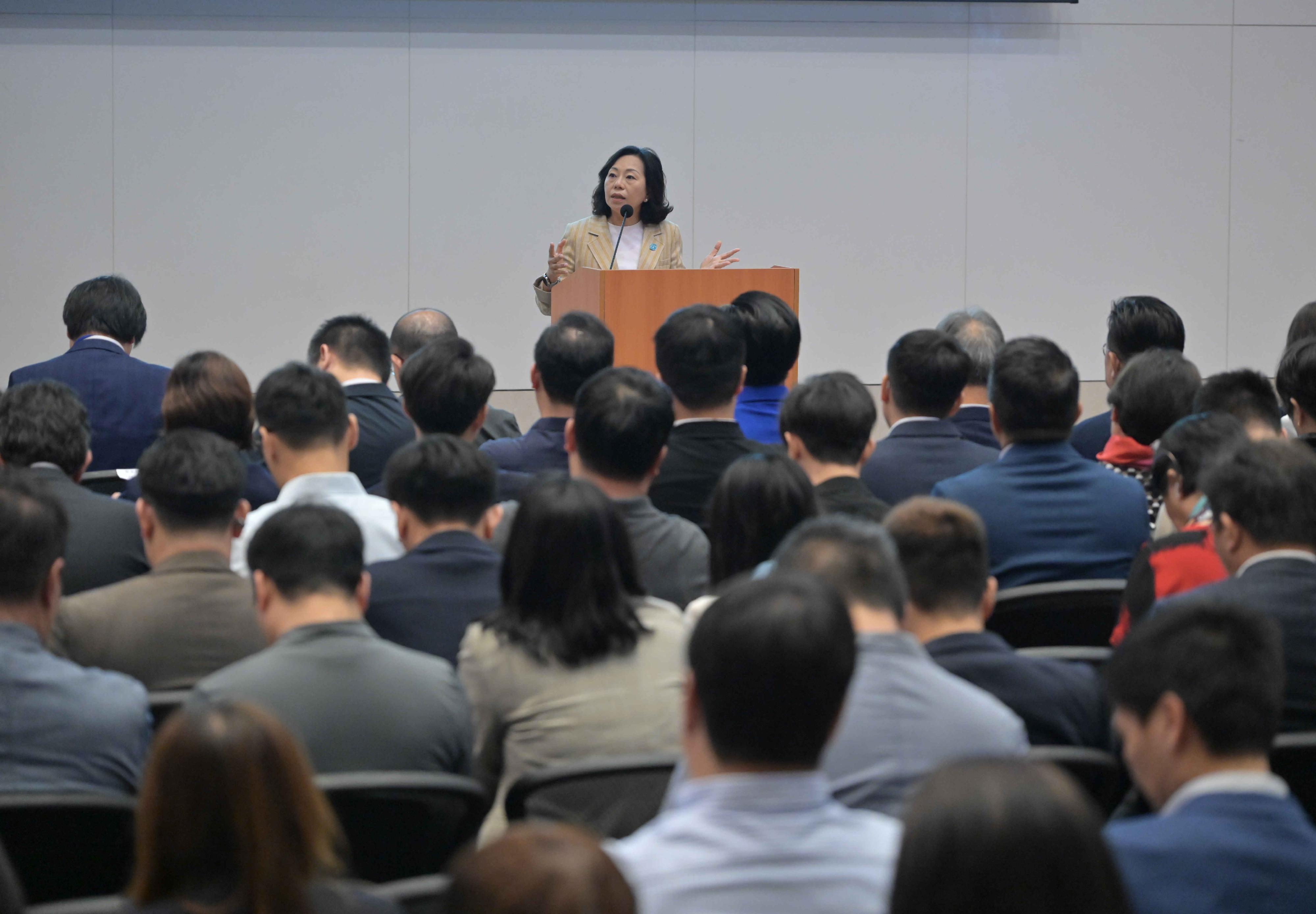 The Home and Youth Affairs Bureau held a training seminar for members of the District Councils at the Central Government Offices today (June 5). Photo shows the Secretary for Home and Youth Affairs, Miss Alice Mak, speaking at the training seminar.
