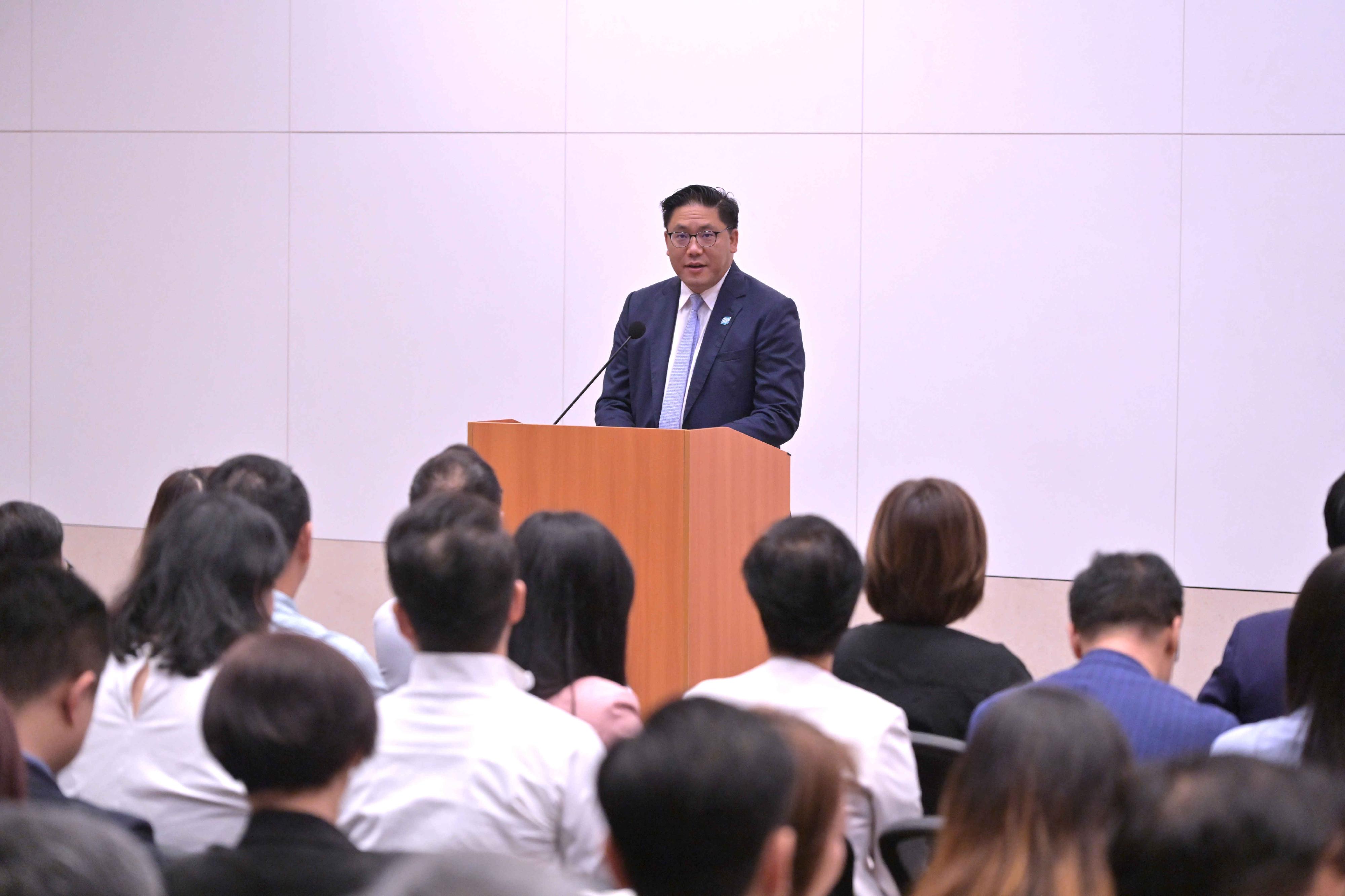 The Home and Youth Affairs Bureau held a training seminar for members of the District Councils at the Central Government Offices today (June 5). Photo shows the Under Secretary for Home and Youth Affairs, Mr Clarence Leung, speaking at the training seminar.
