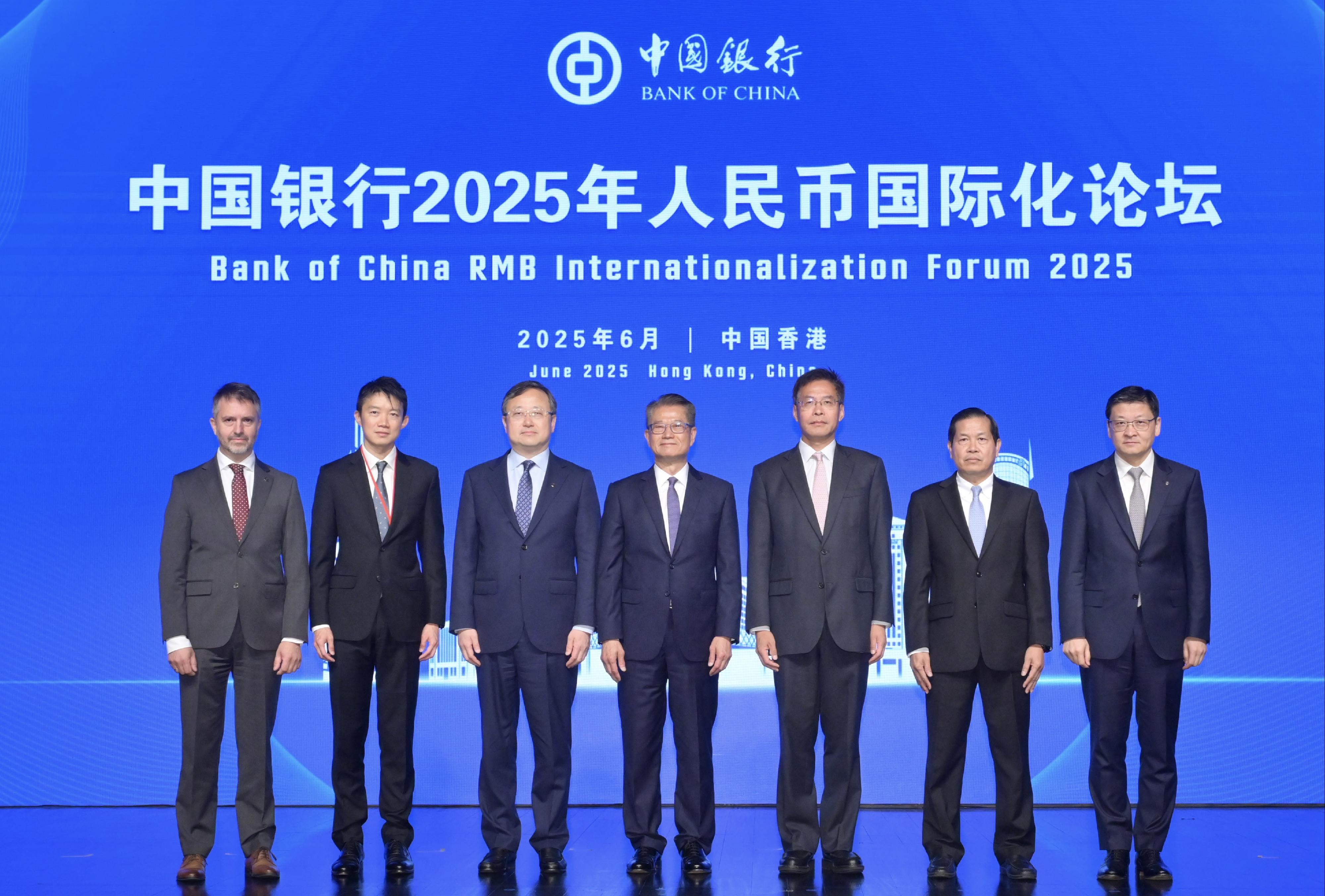 財政司司長陳茂波今日（六月六日）出席中國銀行2025年人民幣國際化論壇。圖示（左三起）中國銀行行長張輝、陳茂波、中央人民政府駐香港特別行政區聯絡辦公室副主任祁斌、柬埔寨國家銀行副行長拉索萬諾拉和其他嘉賓在論壇上合照。