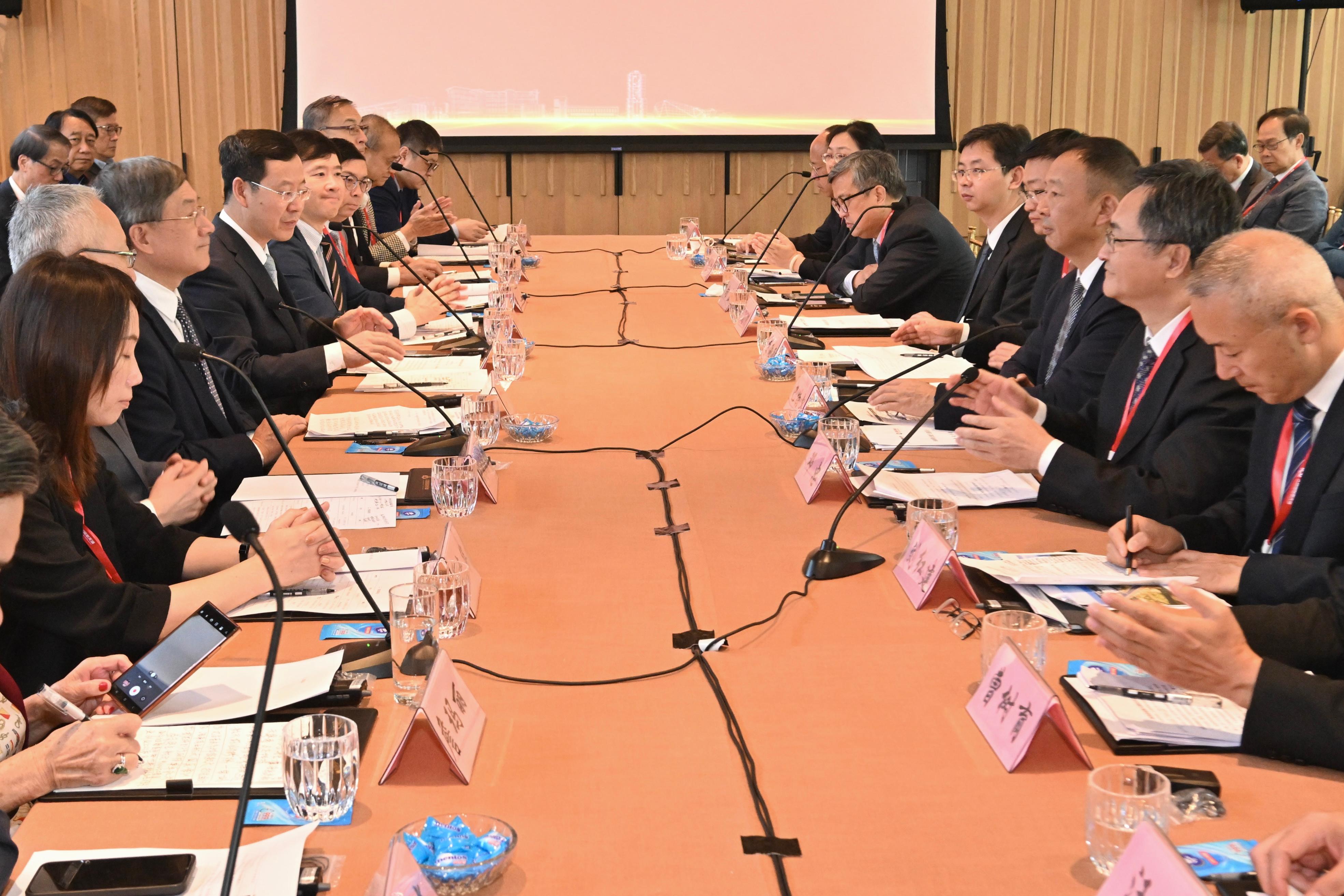 政務司副司長卓永興（左三）和海南省常務副省長巴特爾（右三）今日（六月六日）出席海南商業航天圓桌會。