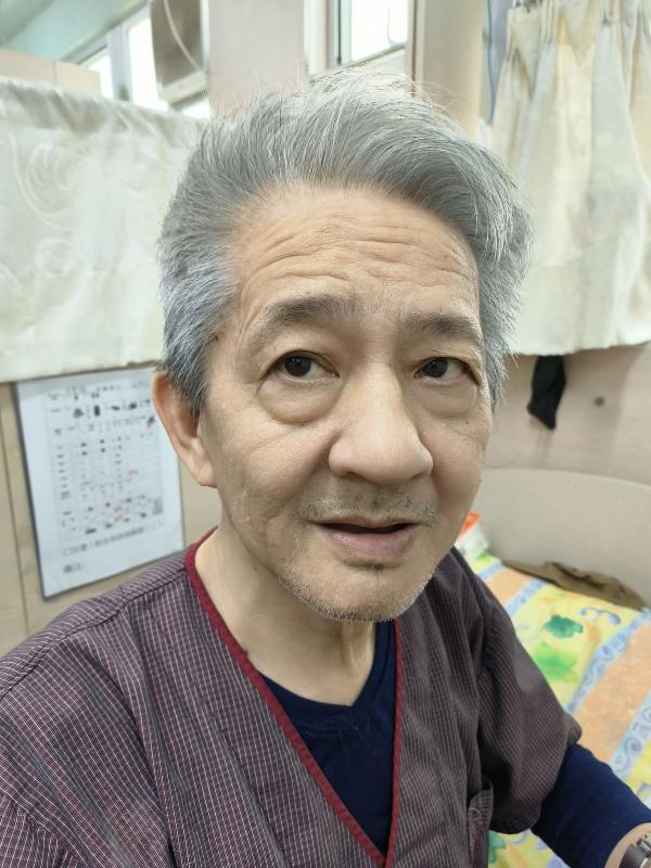 七十歲男子余偉雄身高約一點六五米，體重約六十公斤，瘦身材，尖面型，黃皮膚及蓄短灰髮。他最後露面時身穿綠色外套、灰色短袖上衣、黑色長褲、黑色鞋，戴口罩，手推輪椅及攜有一個白色環保袋，其左腳為義肢。
